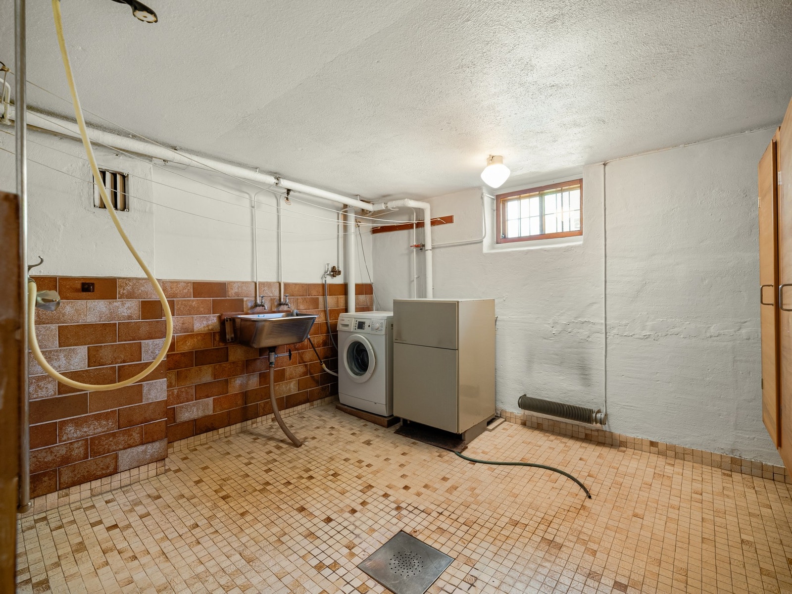 Det er også et stort vaskerom, med plass og opplegg til vaskemaskin og annet relevant utstyr. Galleribilde