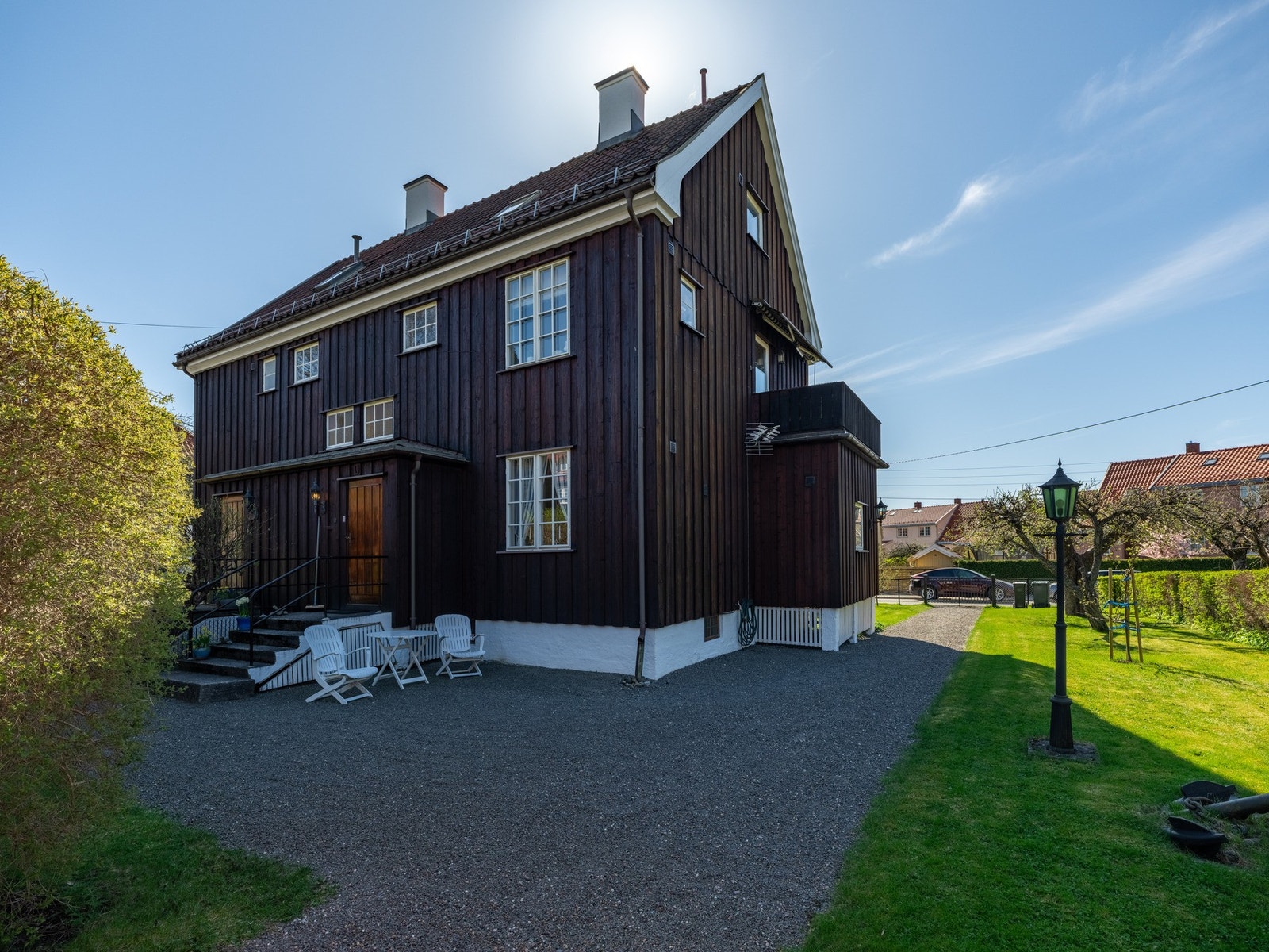 Ute igjen, og her fra baksiden og inngangen. Her kommer solen helt rundt omtrent kl. 17:30. Galleribilde