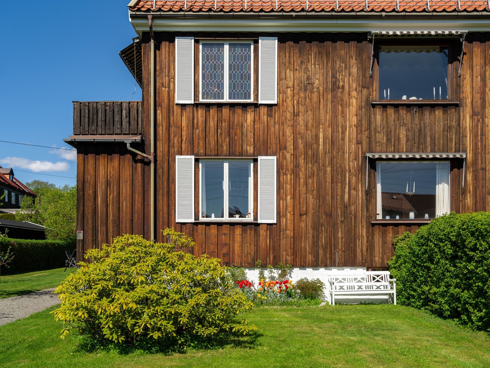 Både kledningen og taket er i god stand. Kledningen og vinduer er nylig behandlet. Galleribilde