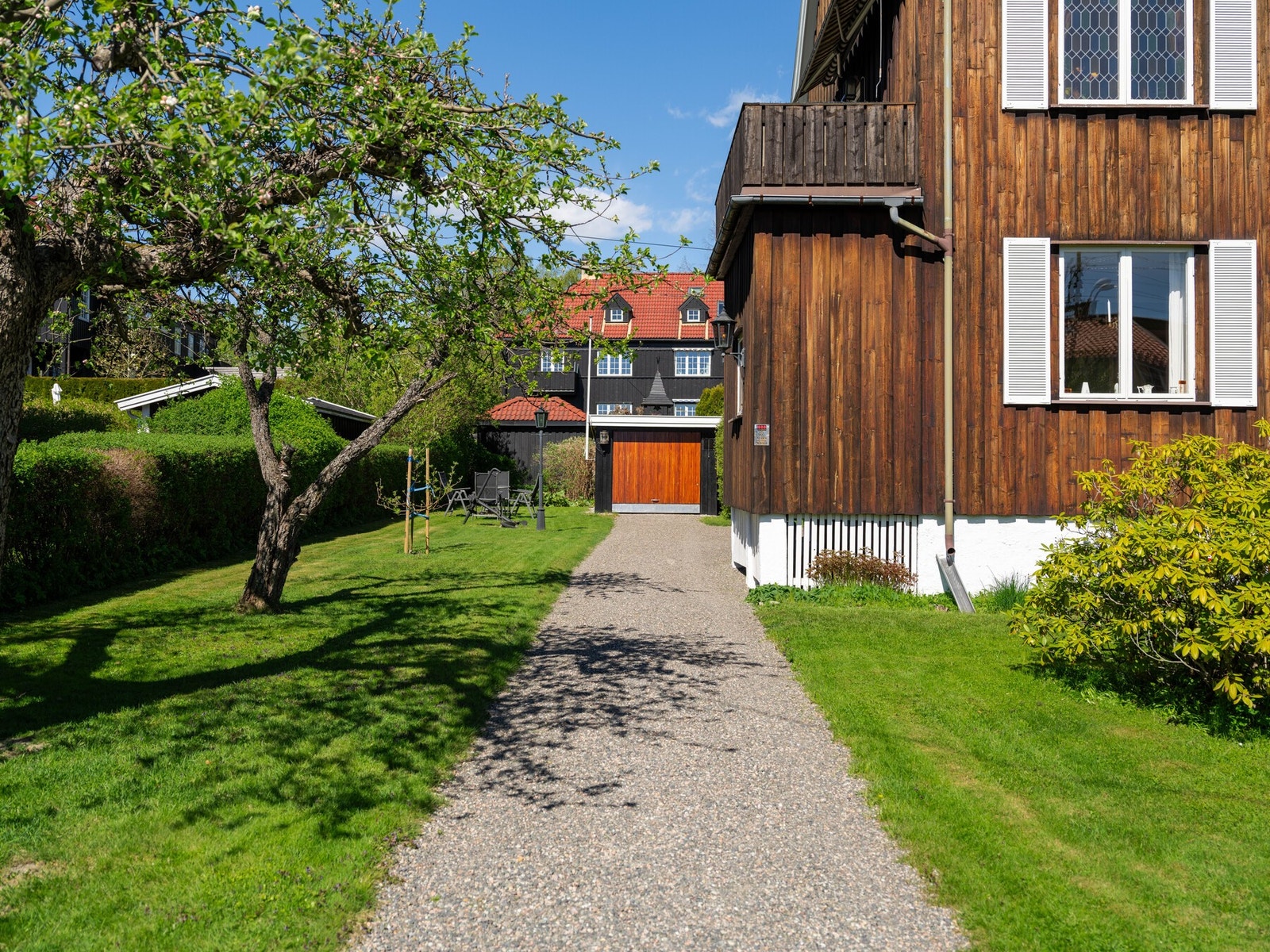 Hele eiendommen og tomten er godt vedlikeholdt. Galleribilde