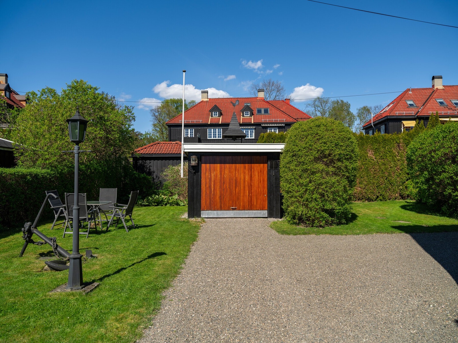 Det er stor gårdsplass med egen velholdt garasje. Galleribilde