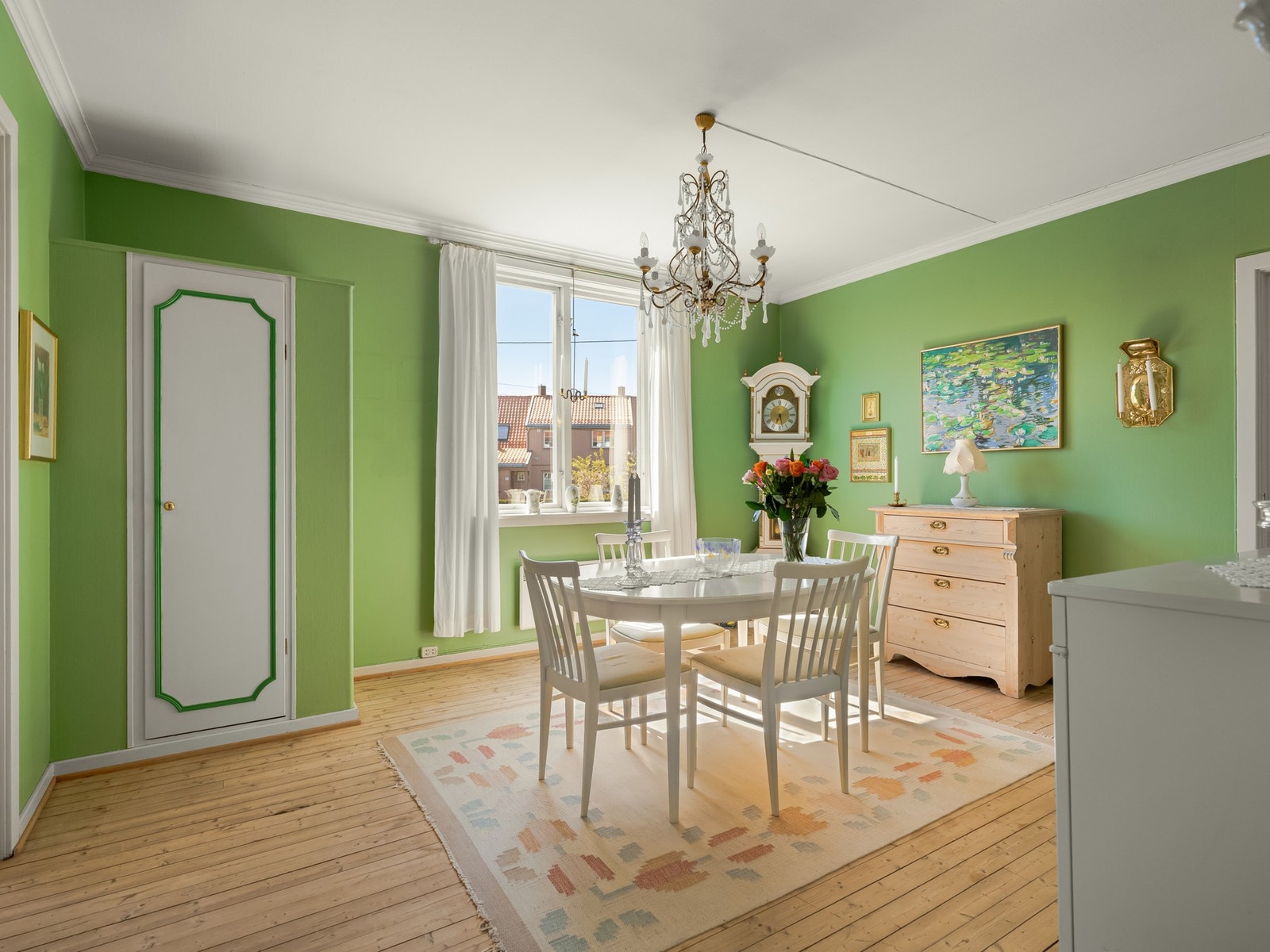 Det er flotte lysforhold i huset, spesielt i de tre stuene som ligger vendt mot syd. Galleribilde