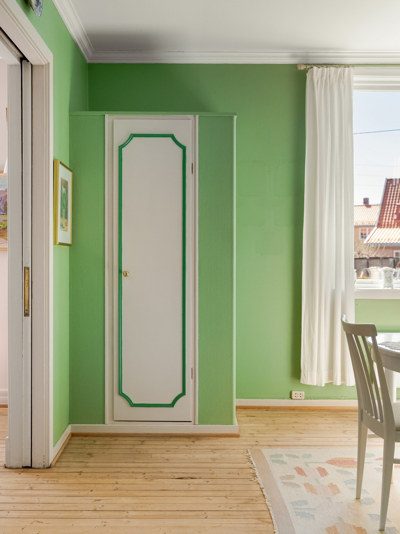 Huset er fullt av fine detaljer, som for eksempel dette integrerte skapet i spisestuen. Galleribilde