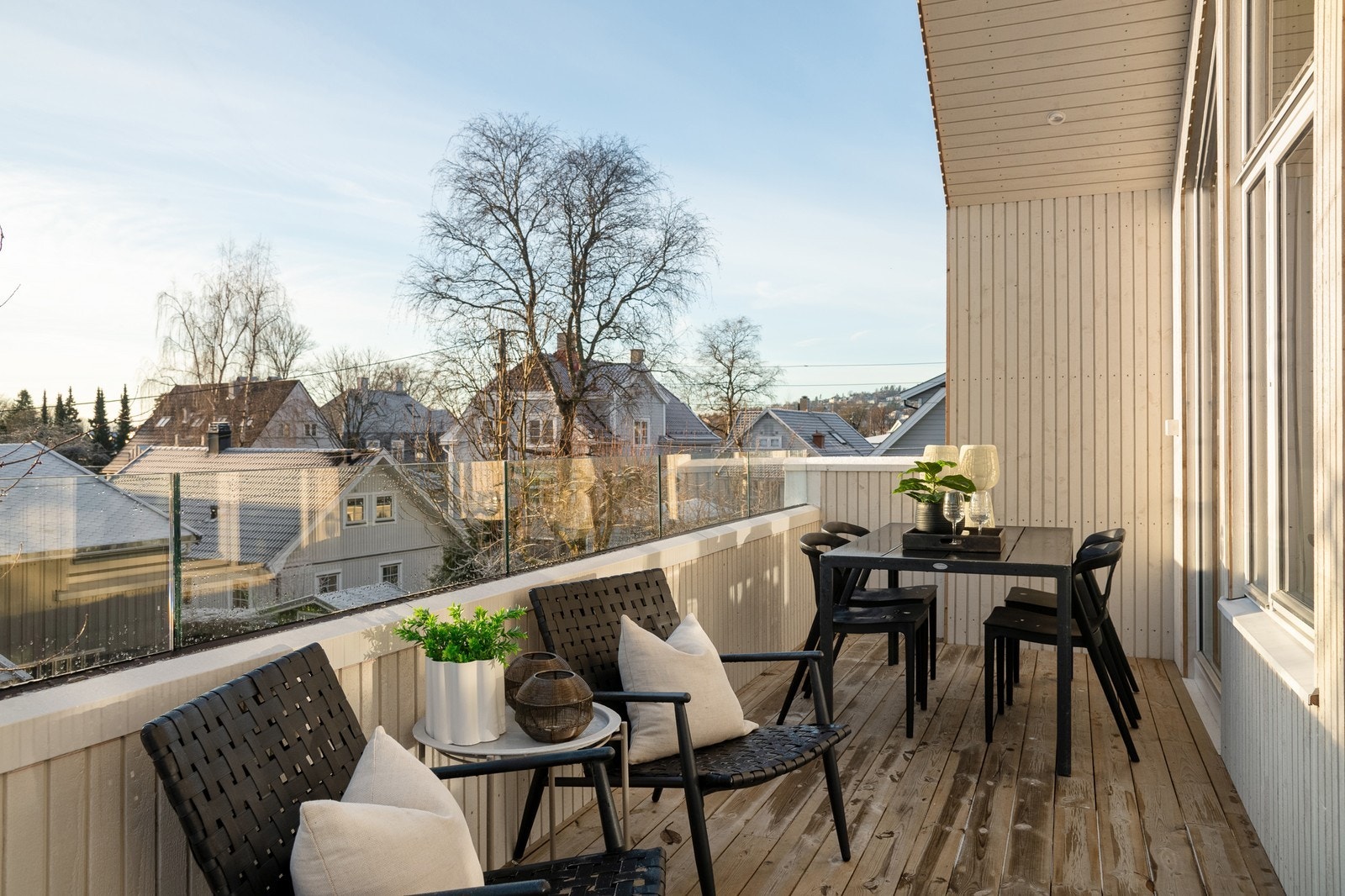 Balkong | Solrik uteplass med utsyn over nærområdet med villabebyggelse og grønne omgivelser Galleribilde