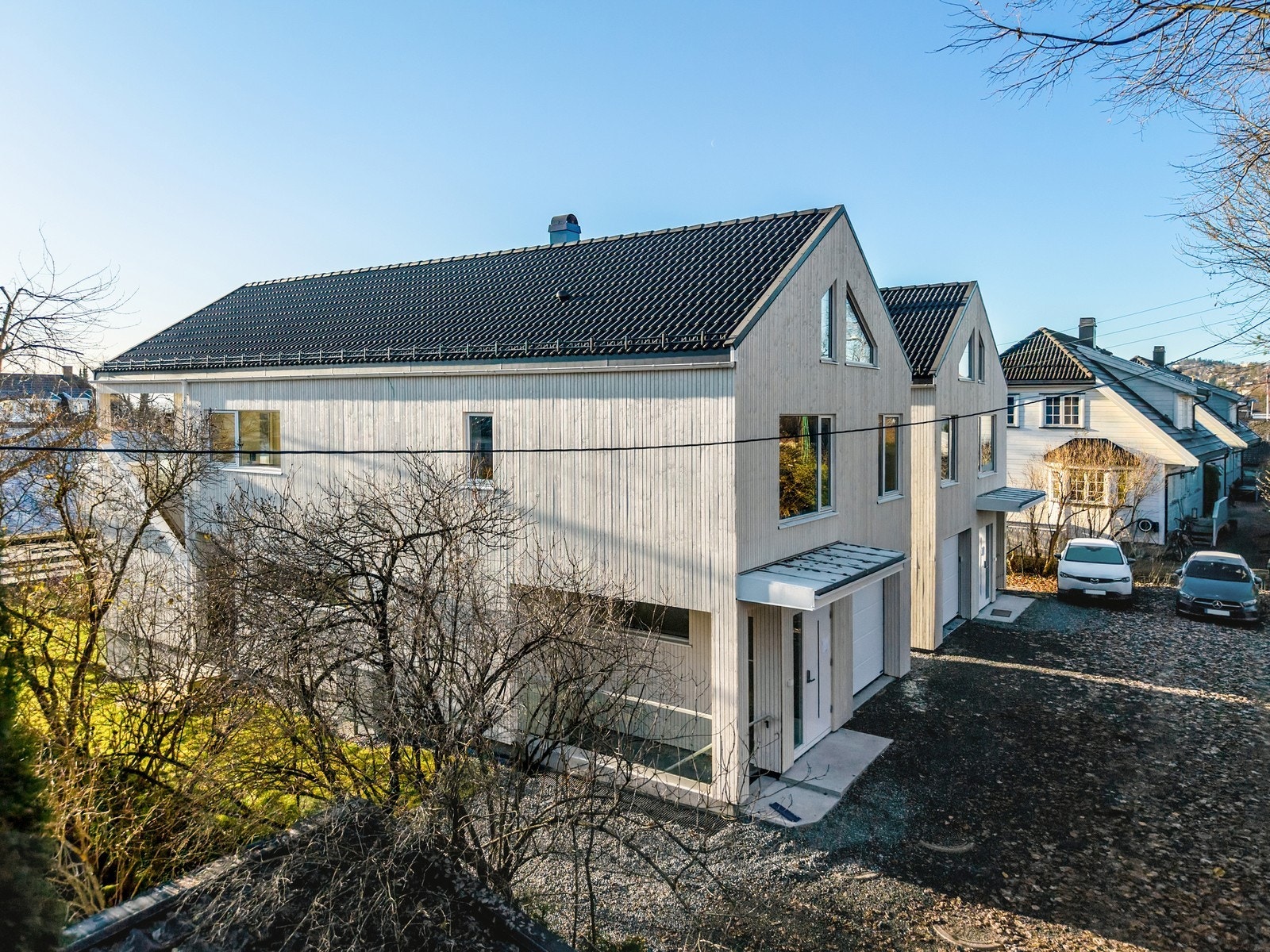 Boligen er innerst i oppkjørselen og har oppstillingsplass til bil, samt garasjeplass Galleribilde