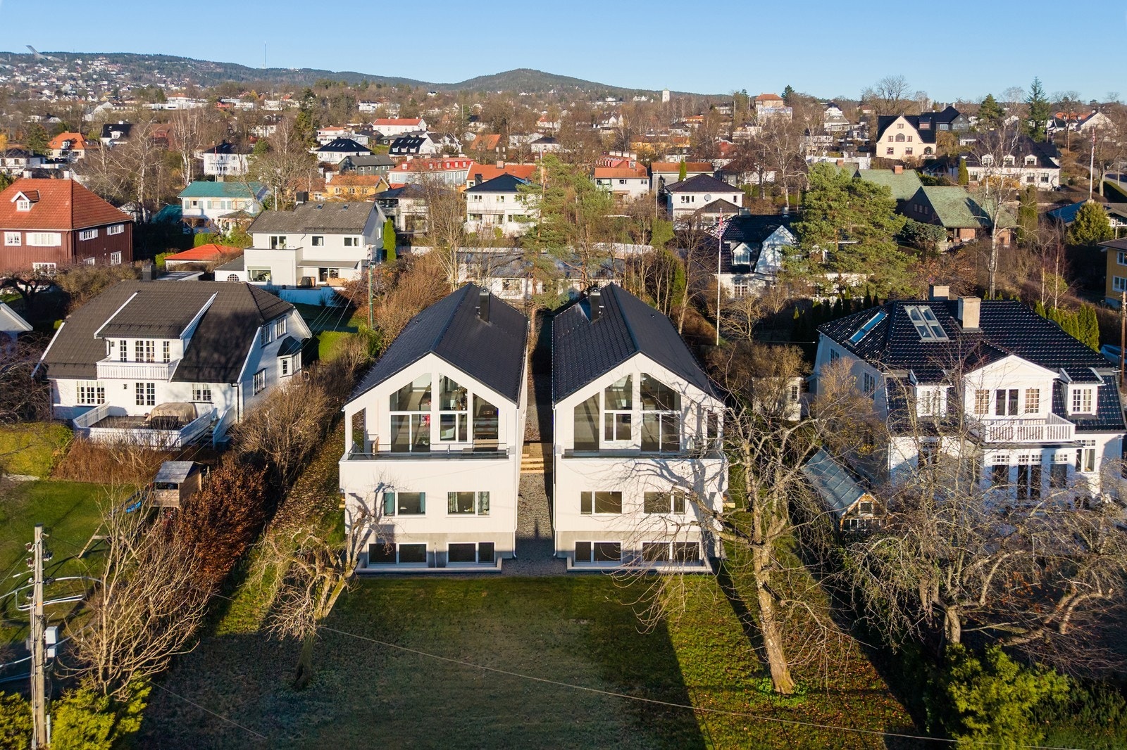 Fasade | Tuengen allé 27B er huset til venstre på tomten Galleribilde