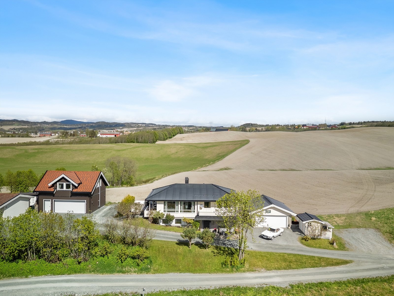 Her vil du få en velstelt og moderne innredet bolig med flott landlig beliggenhet i et barnevennlig boligområde på Melhus! Galleribilde