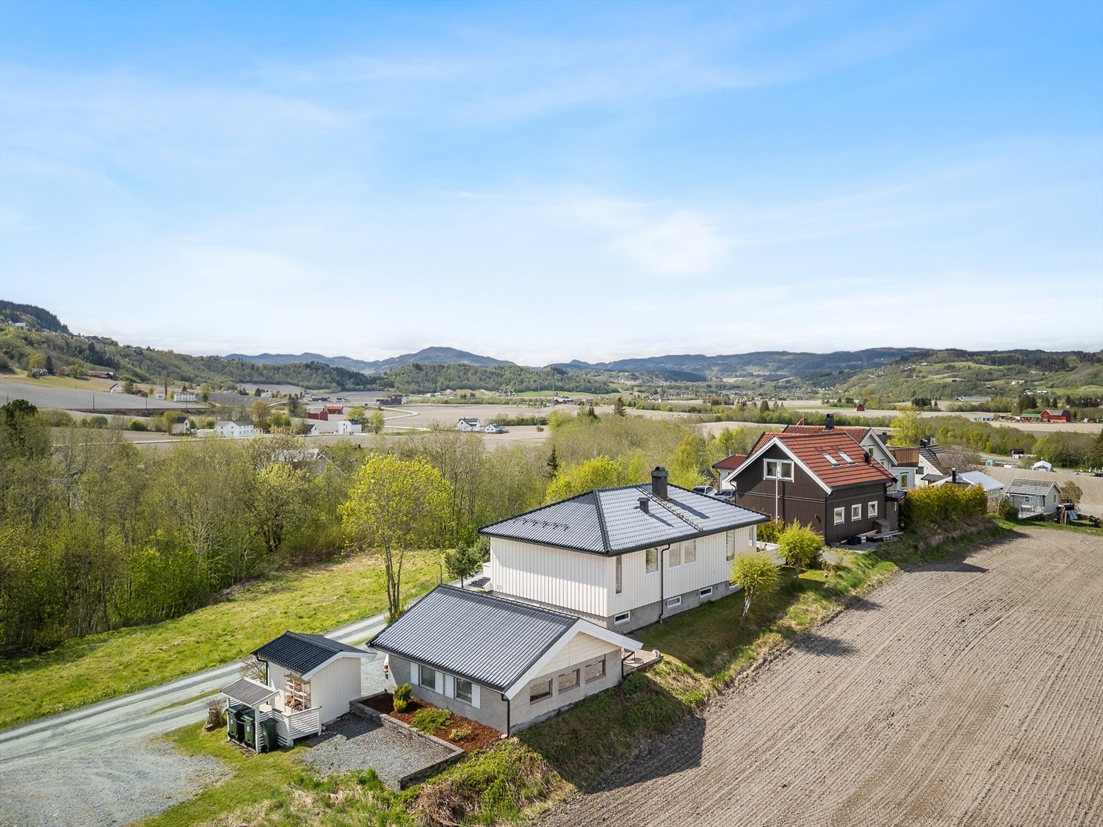 Boligen har en meget innholdsrik og smart planløsning med moderne oppgraderinger, bli med inn! Galleribilde