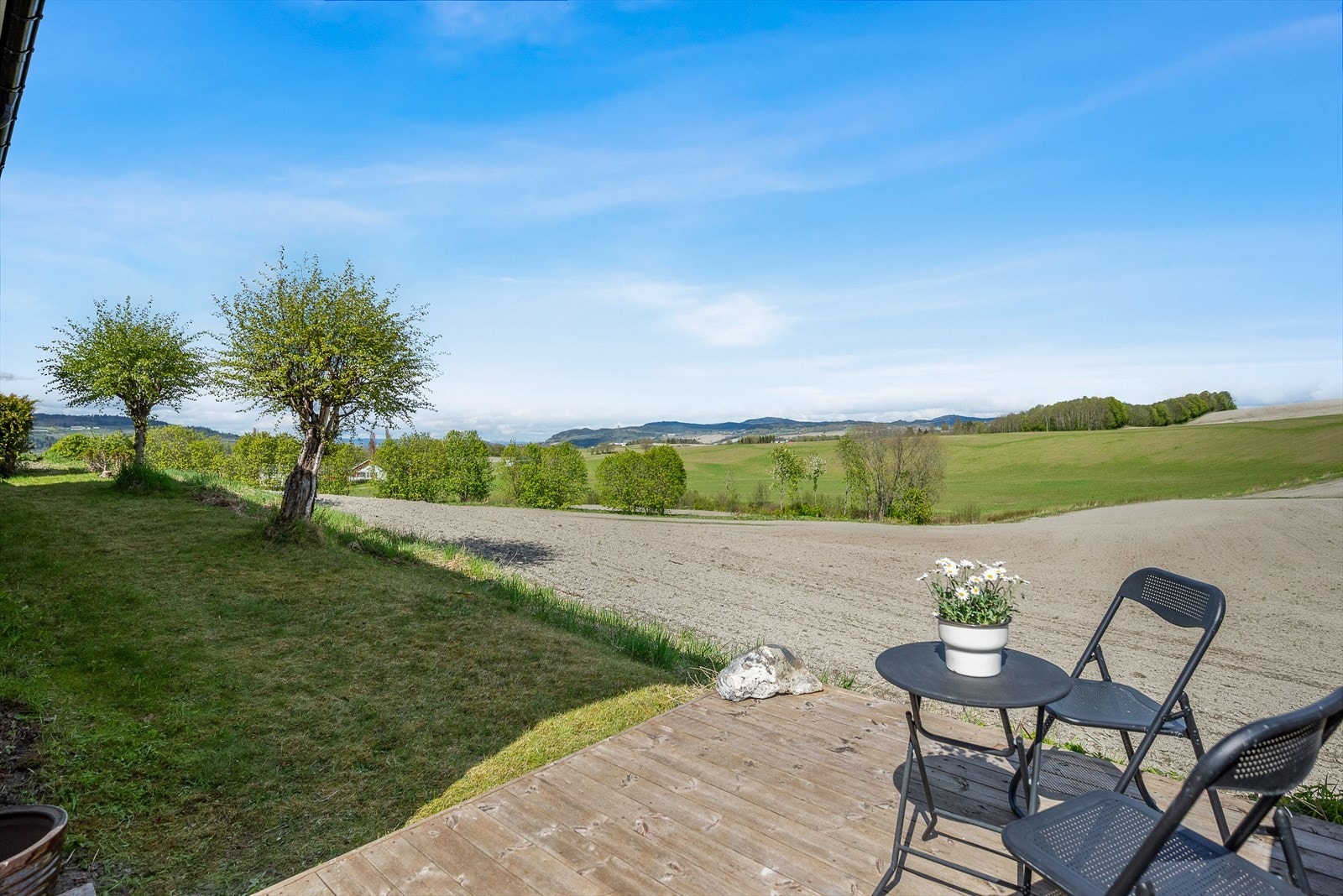 Ved garasjen har man også en egen terrasse, hvor man kan nyte utsikten i solrike omgivelser! Galleribilde