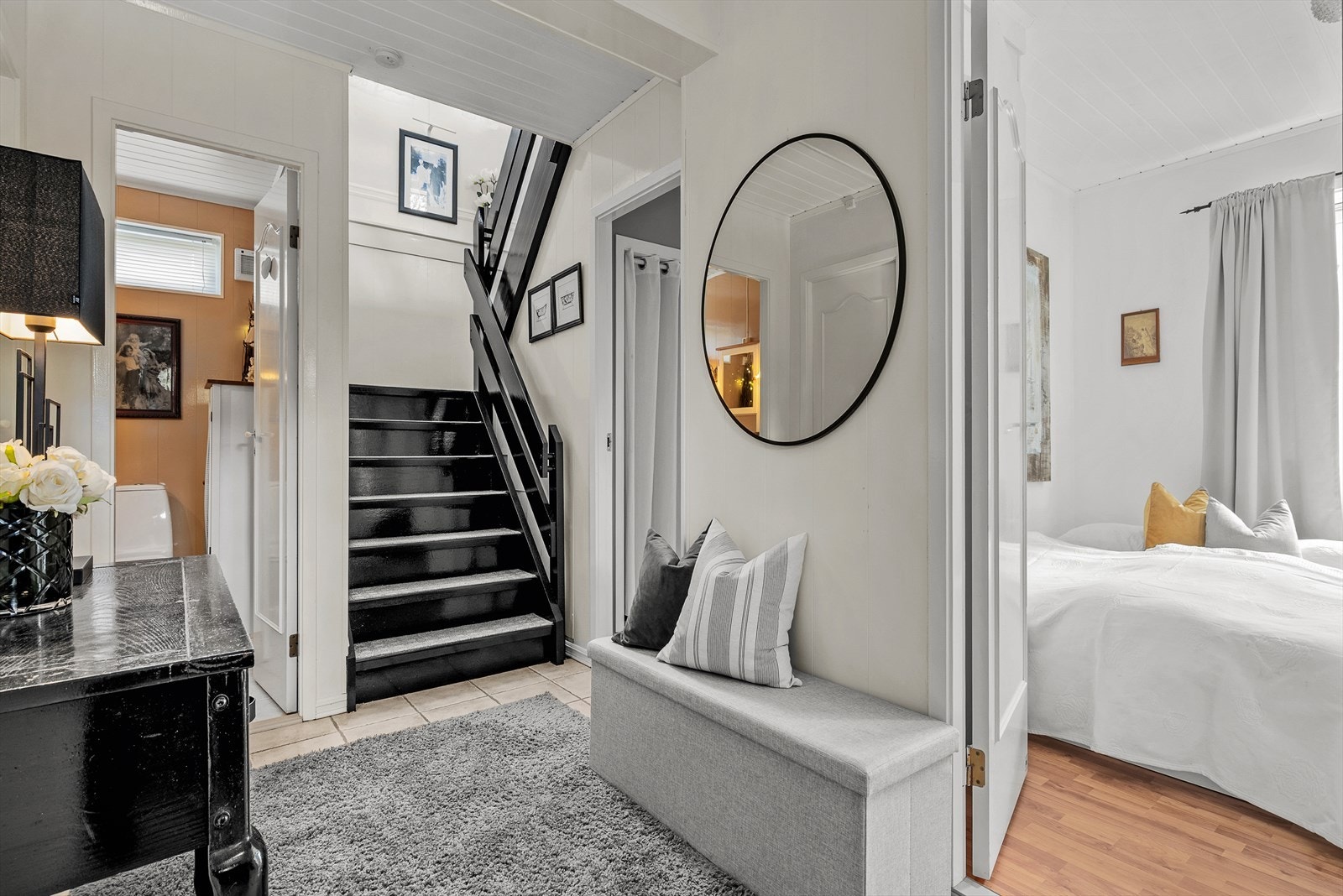 Sokkel etasjen har en innholdsrik planløsning, med praktisk vaskerom, wc, bod, soverom og romslig kjlerstue! Galleribilde