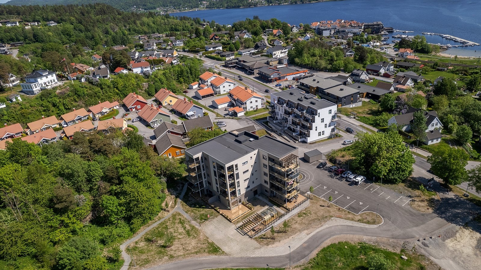 Her har du nærhet til sjøen hvor du enkelt kan rusle ned til strand og båtliv. Galleribilde