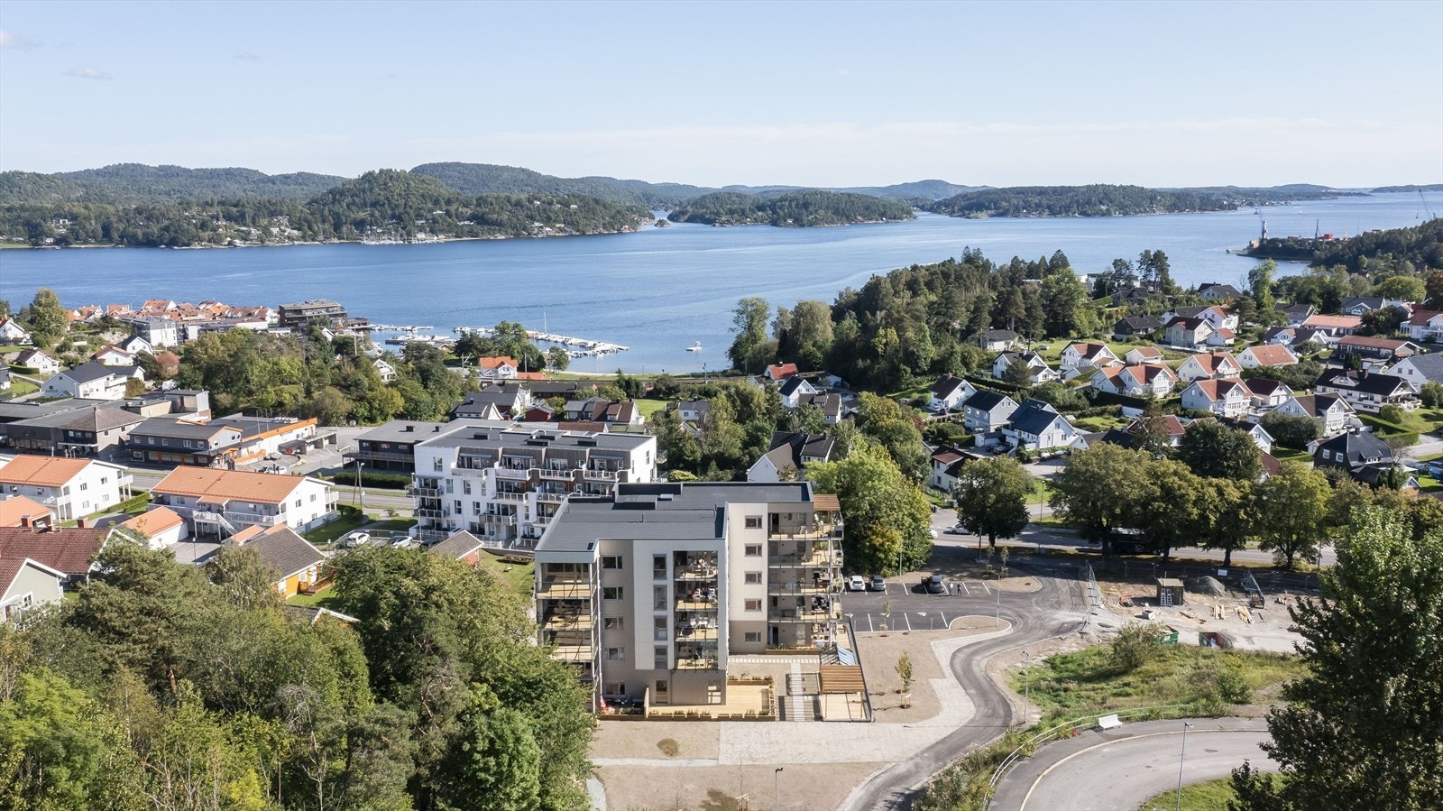 Fra eiendommen er det gåavstand til dagligvare, bussholdeplass og apotek. Galleribilde