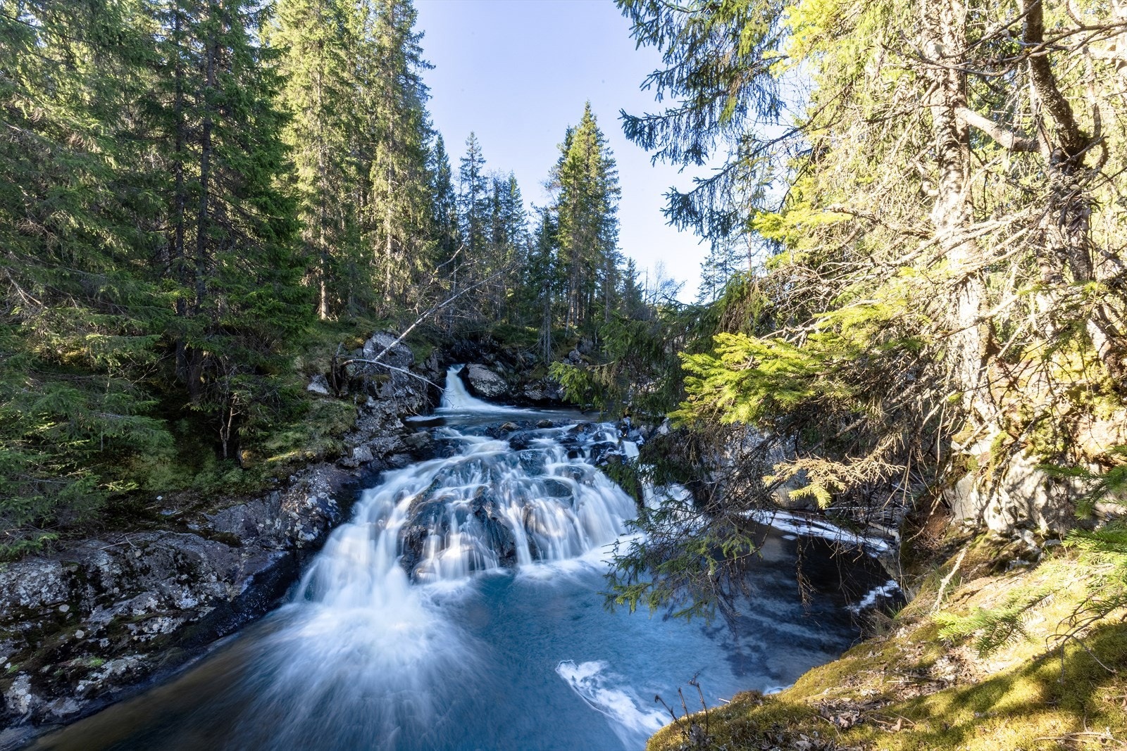 Nederst på tomten renner Vesleelva og her finner du også en godt skjult perle. (Foto: oaho) Galleribilde