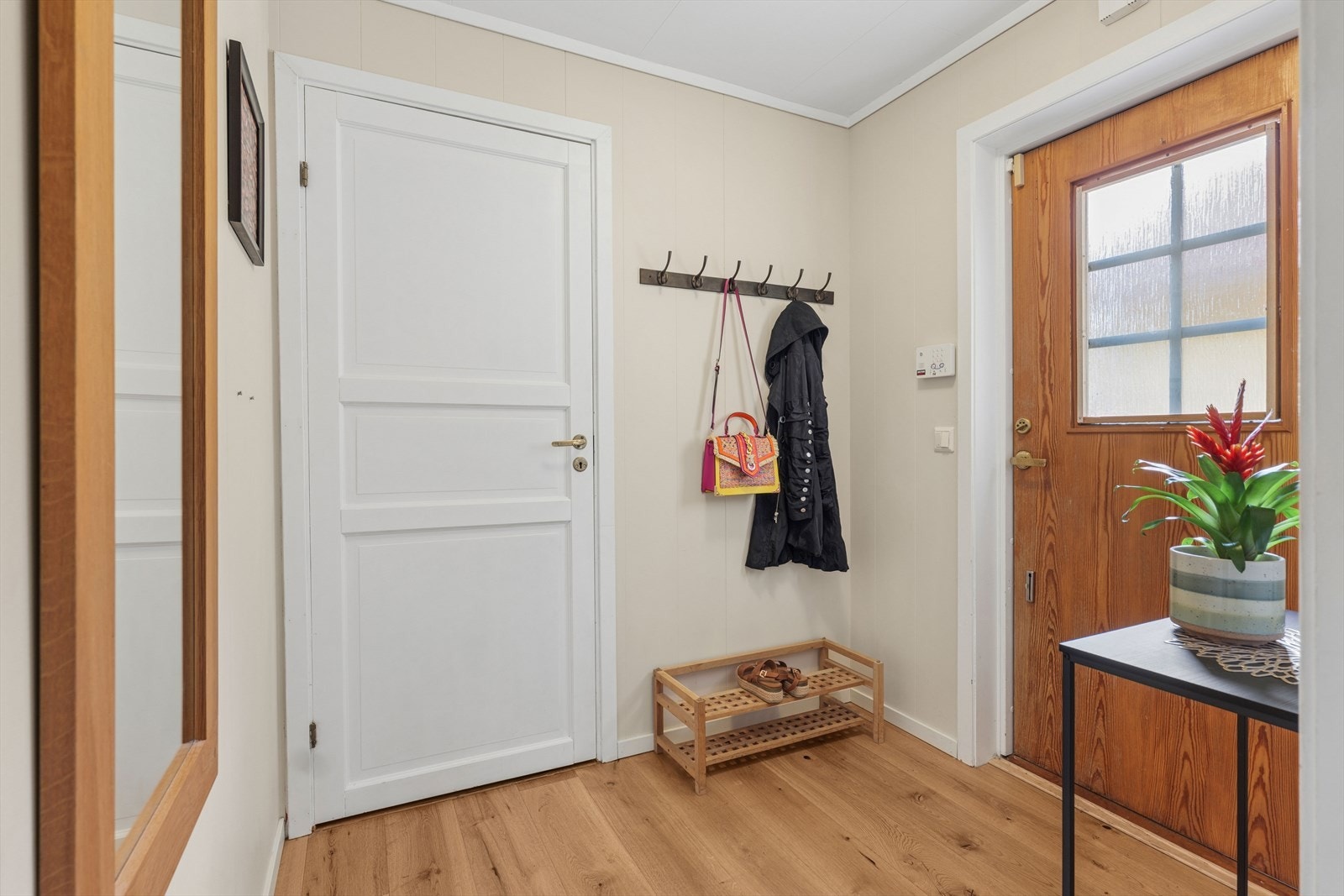 Velkommen inn. Ved inngangspartiet er det en praktisk bod rett innenfor. Galleribilde