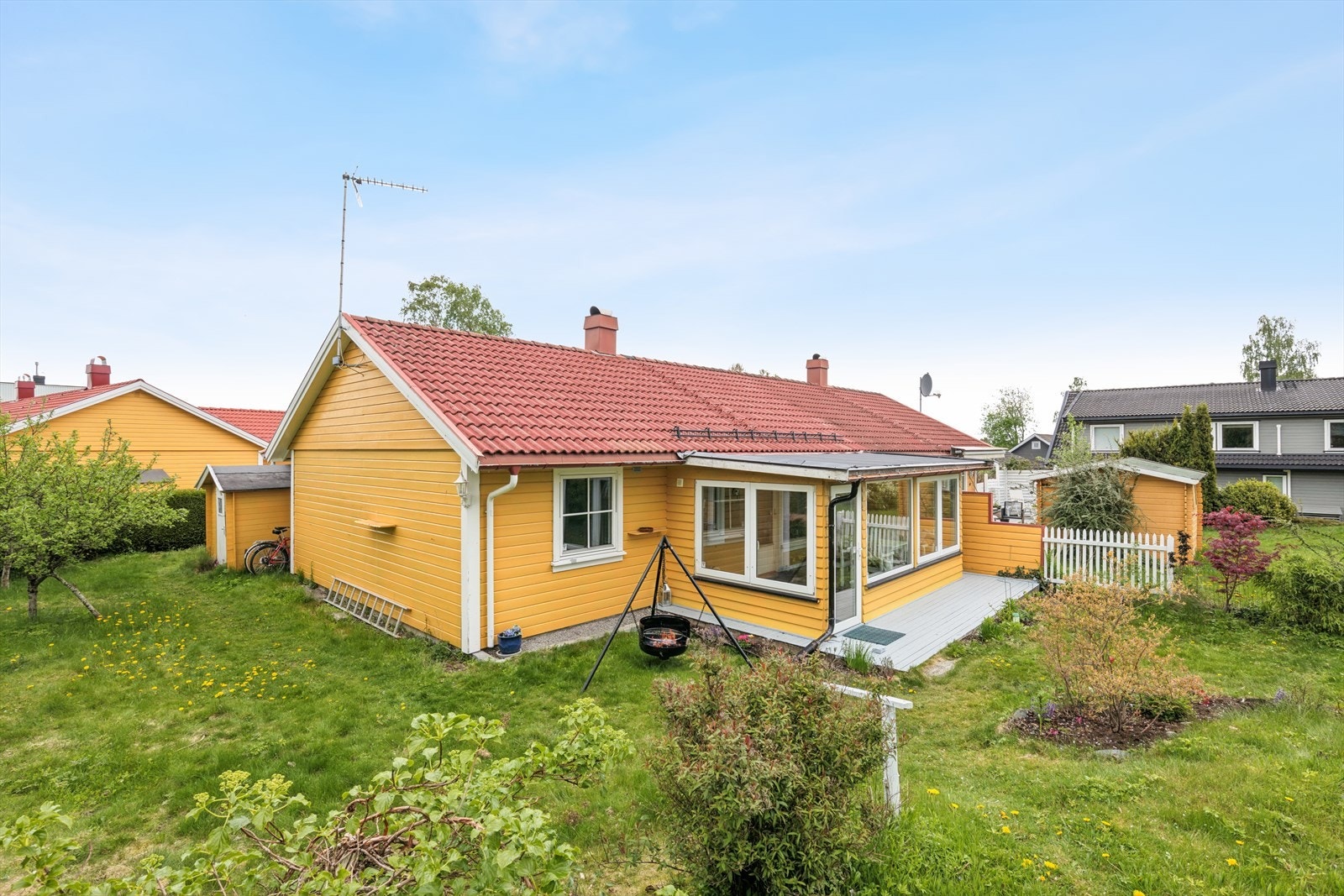 Boligen ligger usjenert og solrikt til å hjørnetomt i et sameie på 5 enheter. Galleribilde