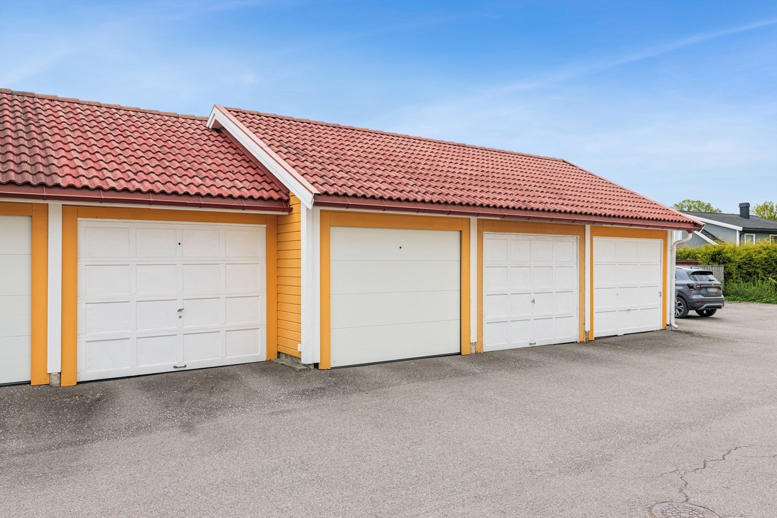 Egen garasje i rekke med elbil-lader og bod i bakkant. Galleribilde
