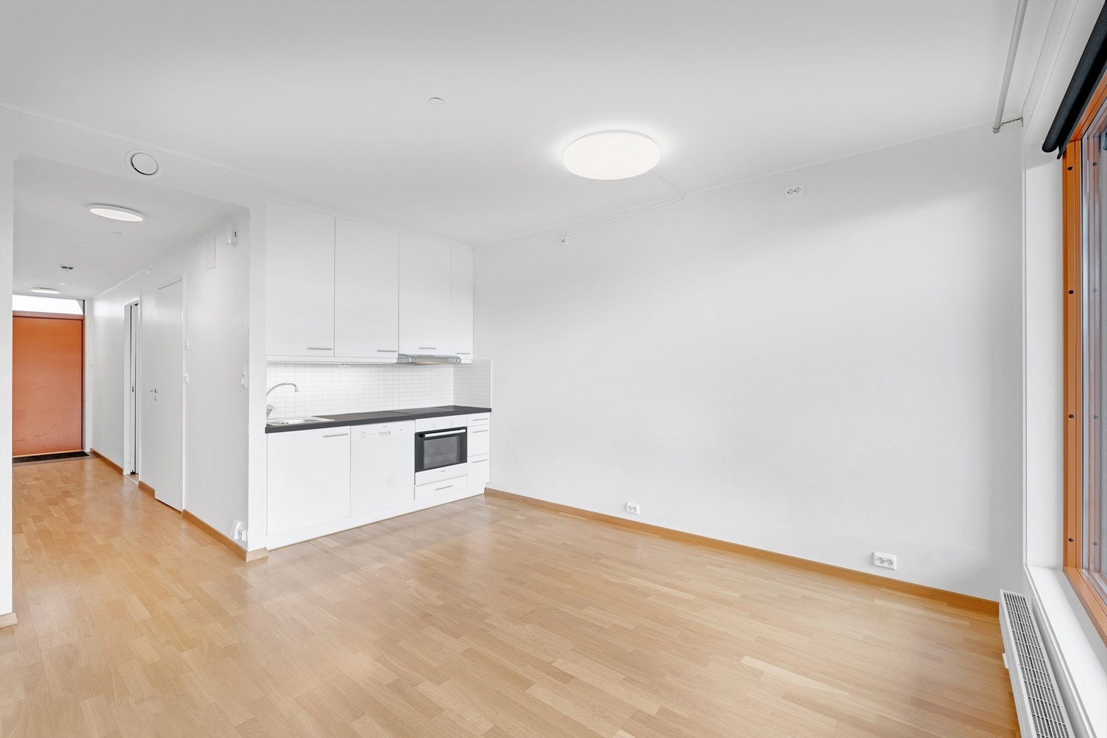 Innbydende stue med rikelig naturlig lysinnslipp, i åpen løsning til kjøkken. Gode møbleringsmuligheter! Galleribilde