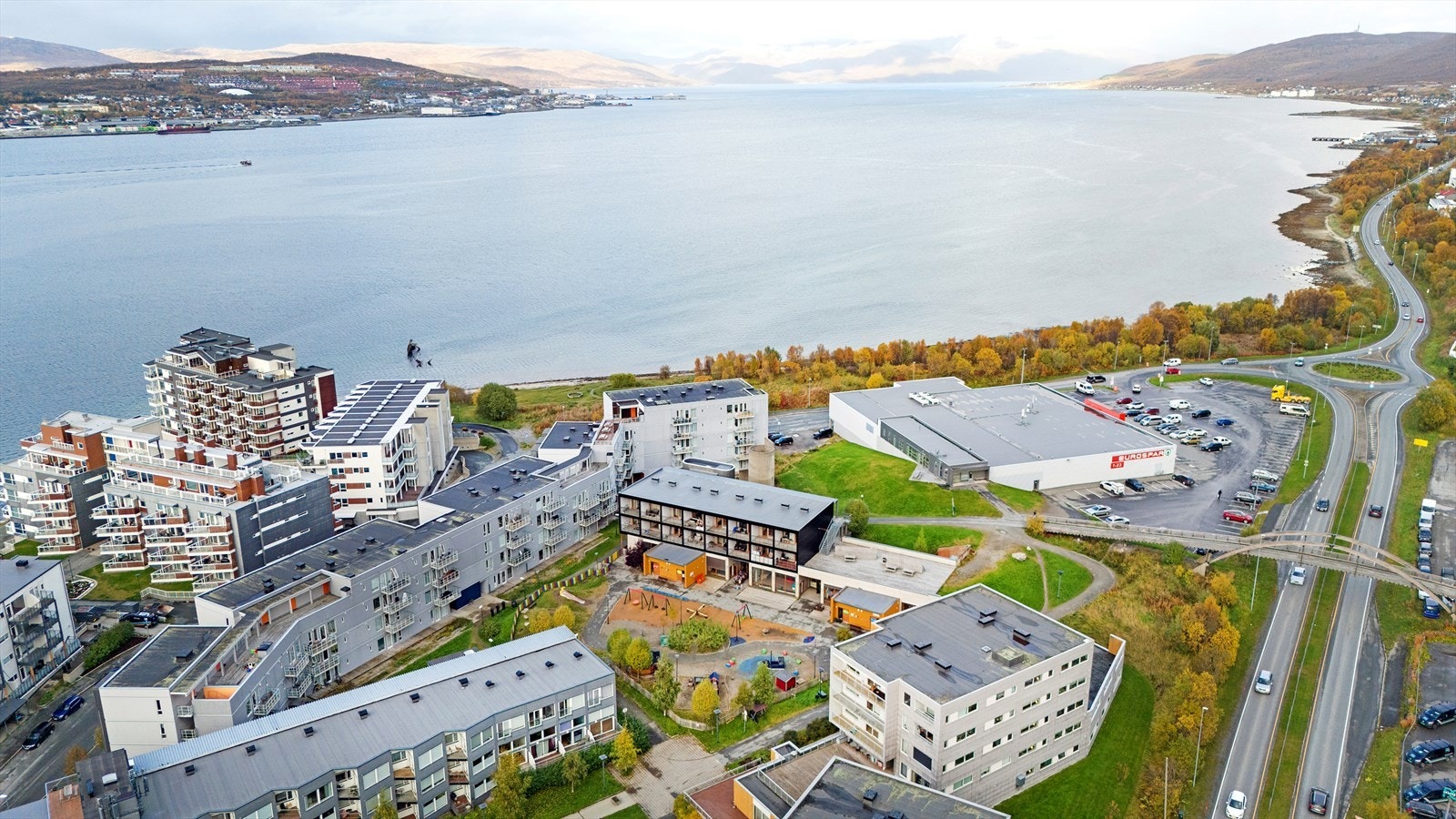 Busstopp like ved med gode og hyppige bussforbindelser til og fra Tromsøya, herunder bla. Sentrum og UNN/UiT. Galleribilde