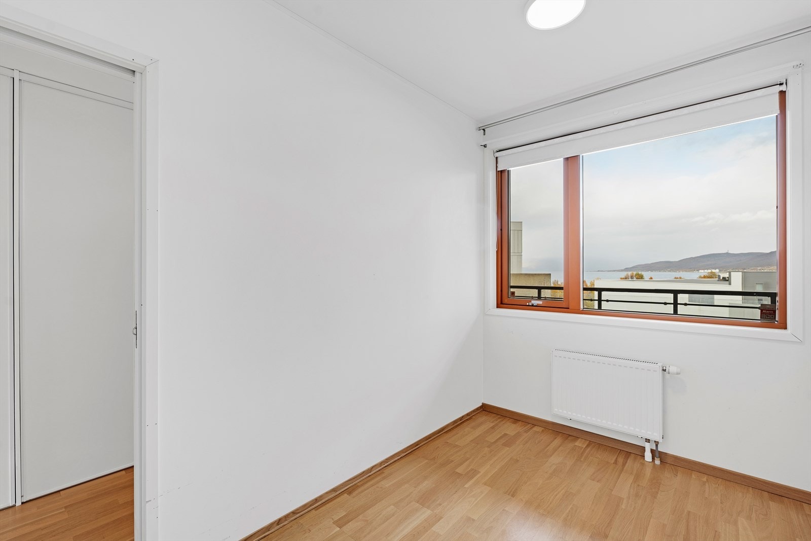 Soverom av god størrelse, med god plass til stor seng. Galleribilde