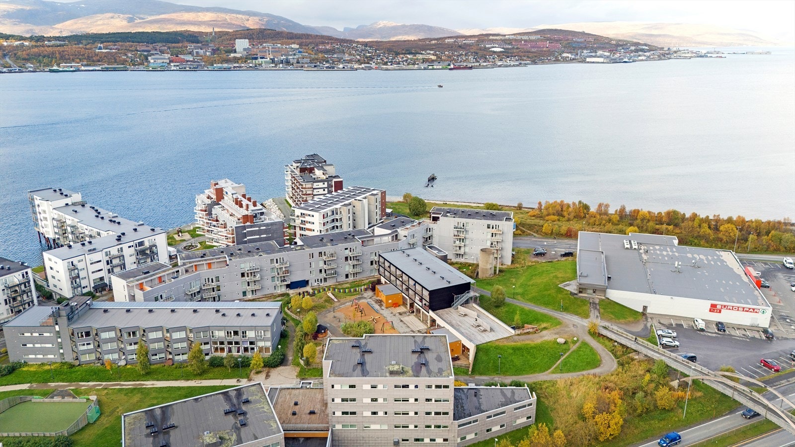 Boligen har en flott beliggenhet, med matbutikk, fotballbane, natur- og rekreasjonsområder, lekeplasser og mye mer i umiddelbar nærhet. Galleribilde