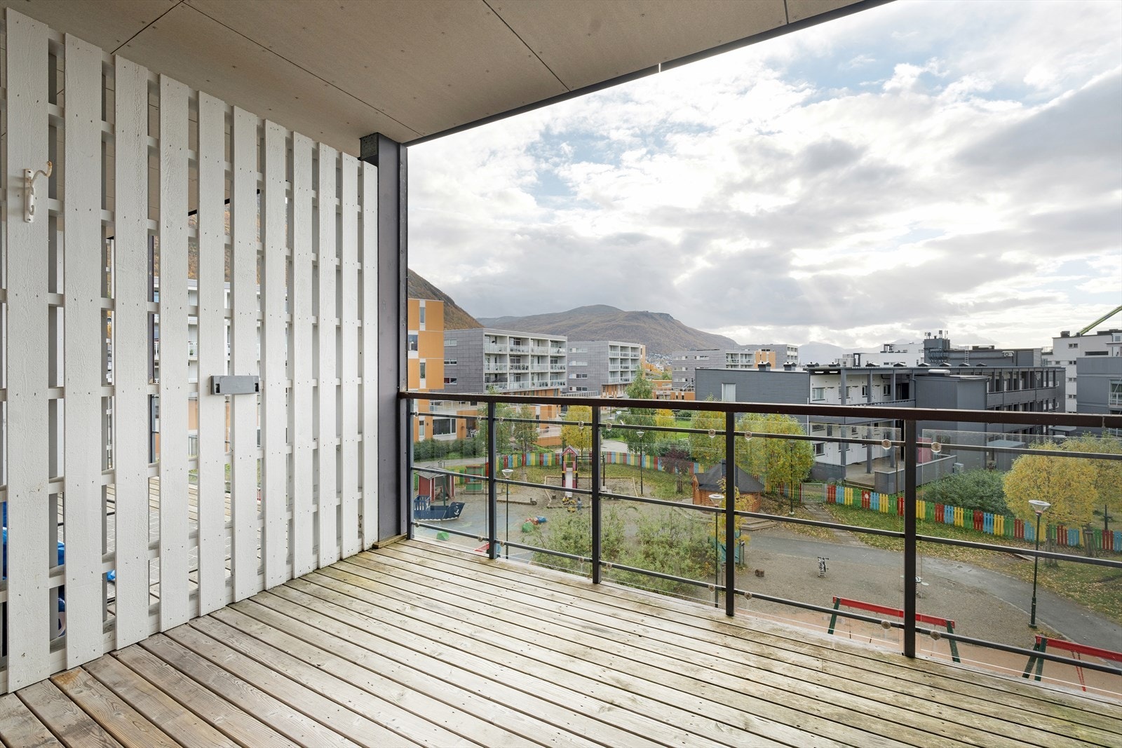 Utgang fra stue til romslig balkong hvor man kan nyte varme sommerdager! Galleribilde