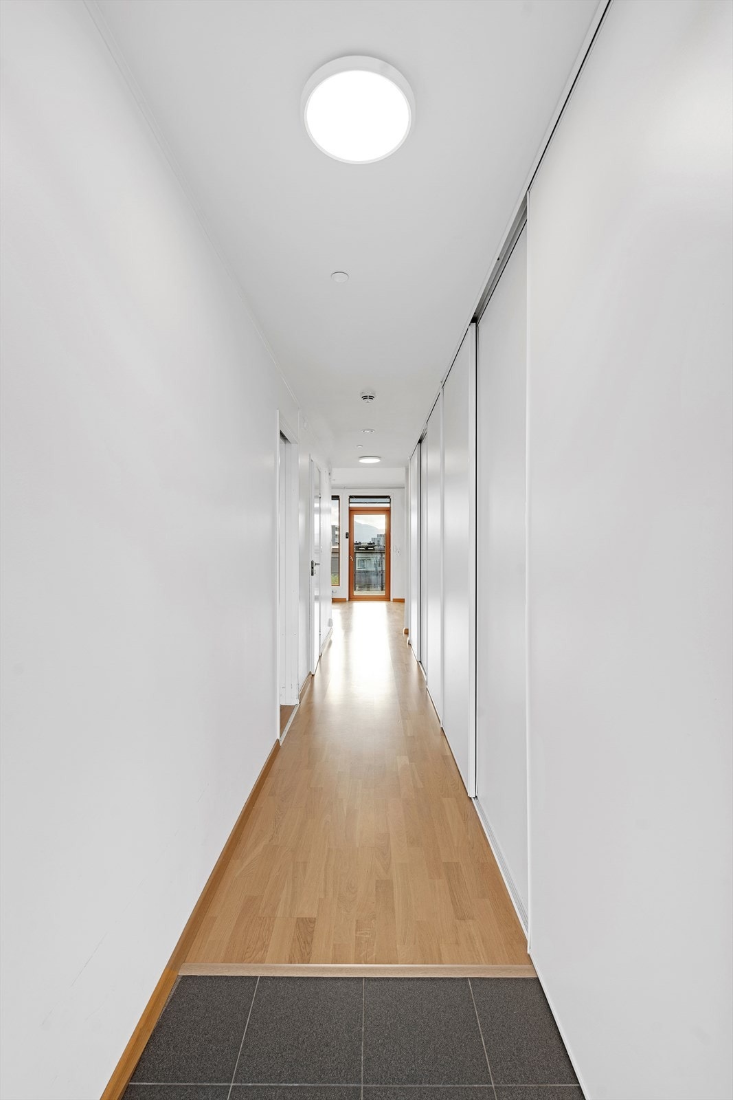 Velkommen inn! Flislagt entre, med romslig og praktisk skyvedørsgarderobe. Galleribilde