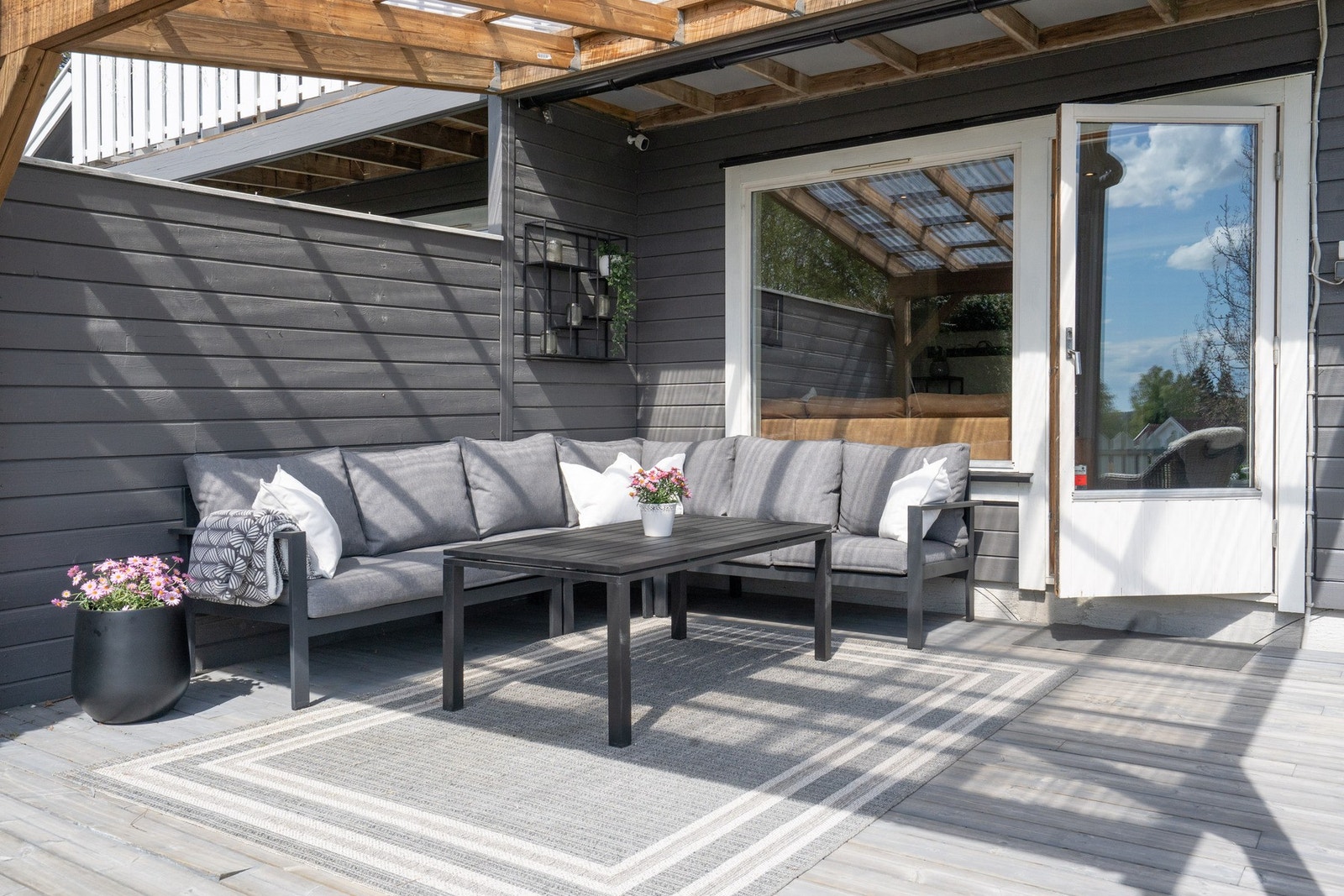 Solrik og dels overbygd terrasse. Galleribilde
