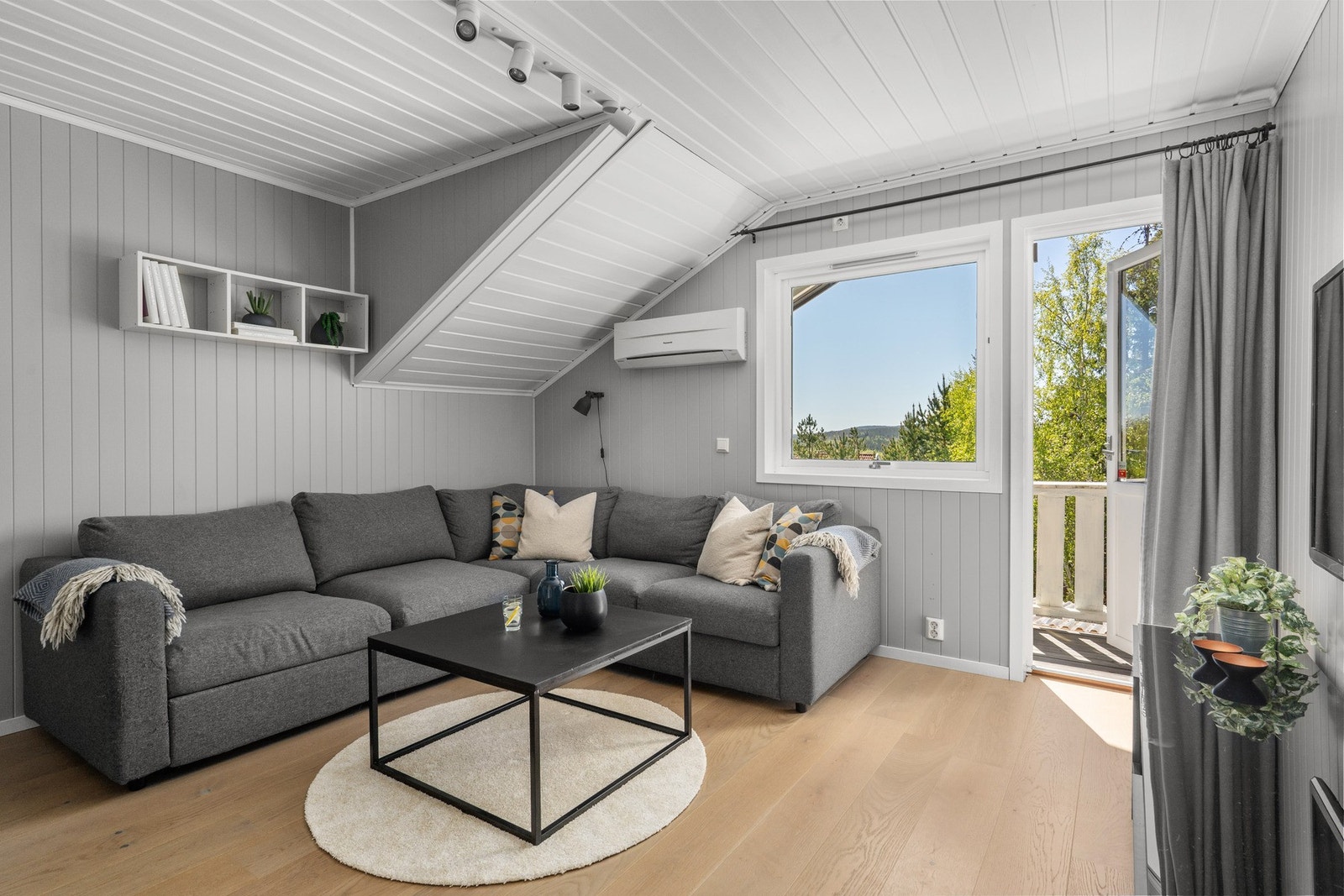 Loftstuen har utgang til solrik balkong. Galleribilde