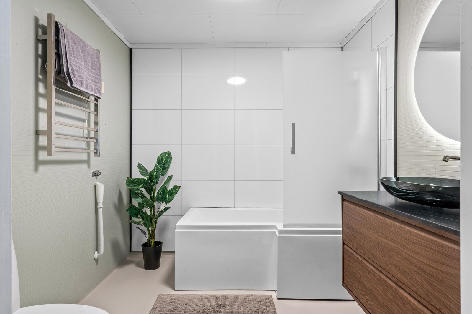 Badet har baderkar, wc og innredning med servant. Galleribilde