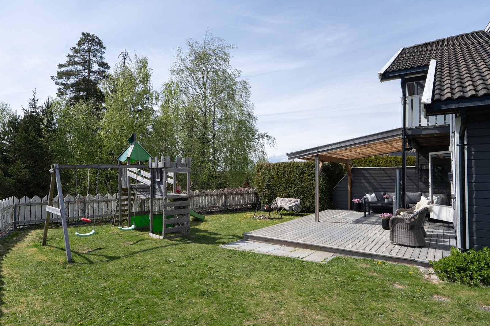 Romslig, solrik og meget barnevennlig hage med god plass til både lekestativer, basseng og annet. Galleribilde