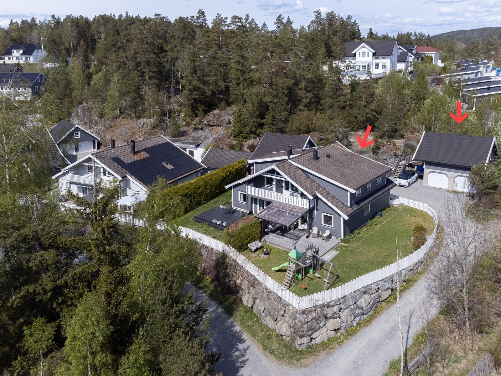 Eiendommen ligger høyt og fint til uten gjenboere. Galleribilde