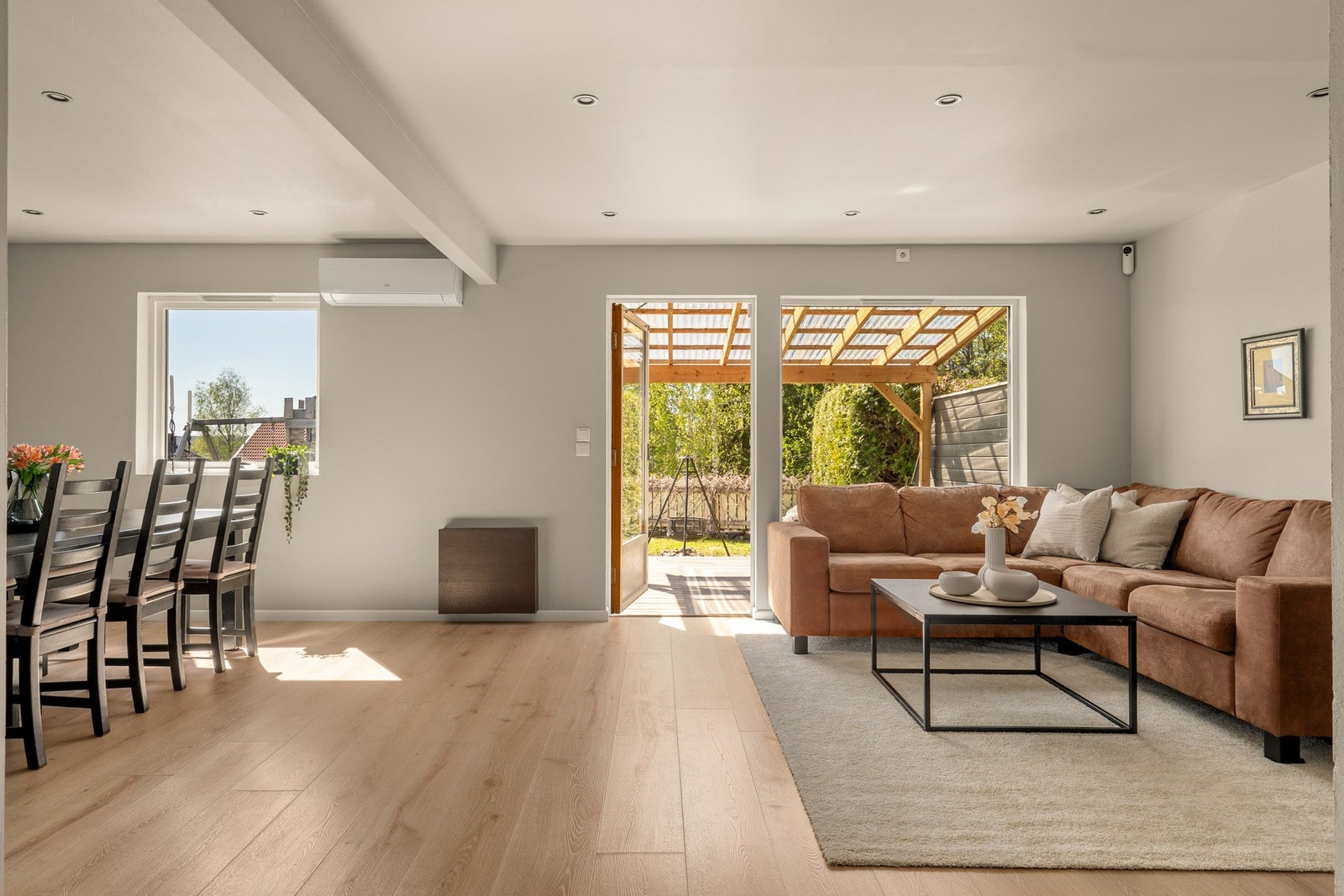 Det er utgang til solrik terrasse og barnevennlig hage fra stuen. Galleribilde