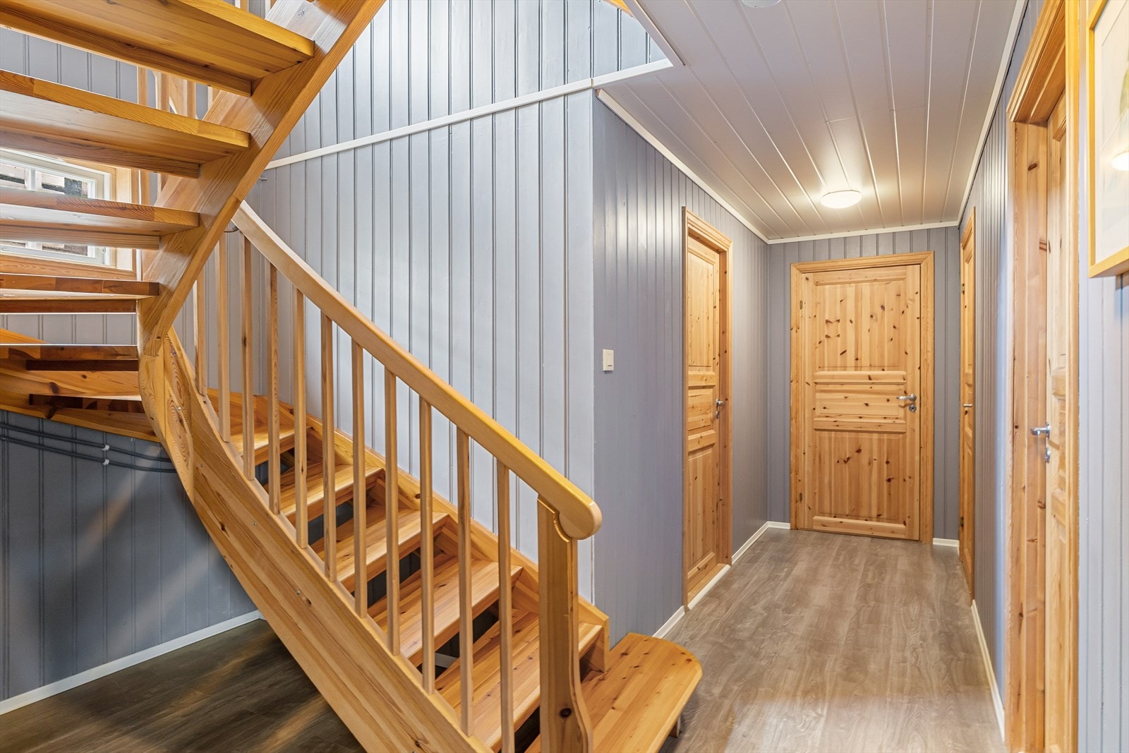 Den solide tretrappen binder etasjene sammen og er et gjennomgående element i boligen. Galleribilde