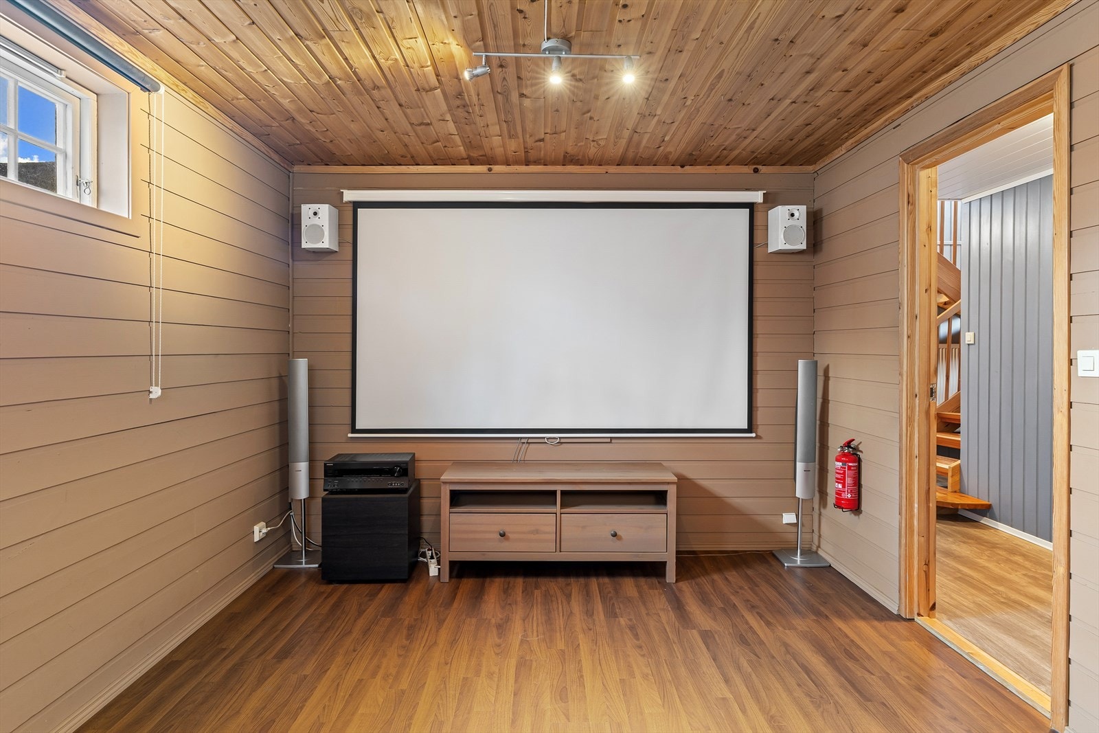 I kjelleren finner du et innredet hobbyrom, her tilrettelagt som hjemmekino. Galleribilde
