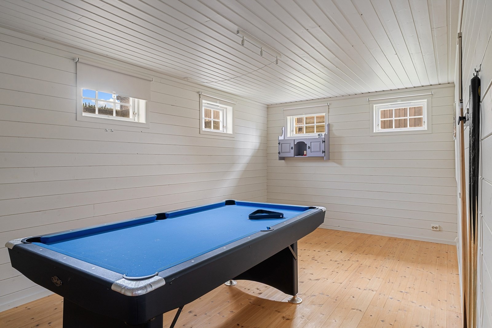 Dette rommet er godkjent som kjellerstue og gir ekstra oppholdsareal for familien. Galleribilde