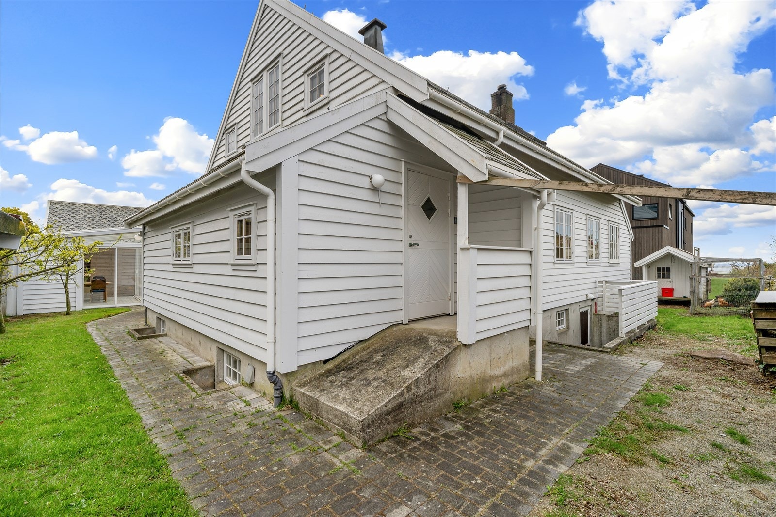 Boligen har bi-inngang til vaskerom og egen inngang til kjelleren. Galleribilde
