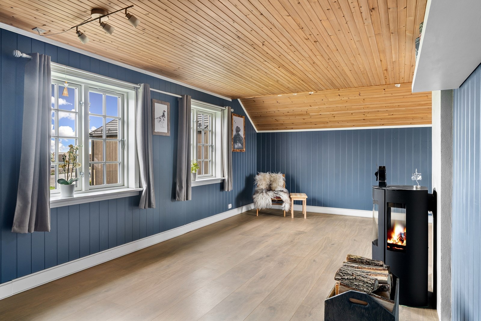 En radiatorlist langs veggen sørger for jevn og behagelig varme i stuen. Galleribilde
