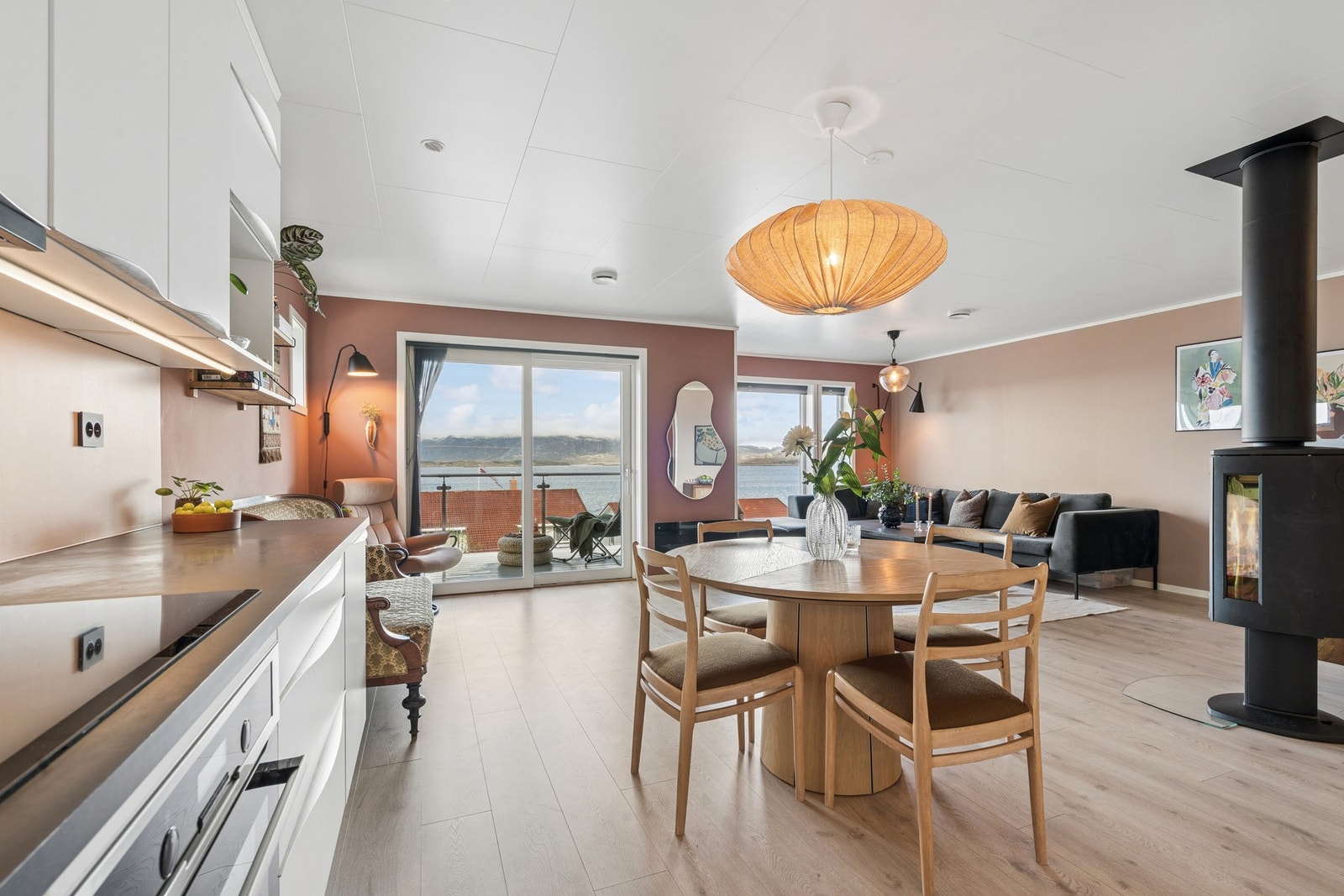 En moderne og innholdsrik eierseksjon fra 2018 med flott sjøutsikt, to terrasser og carport. Galleribilde