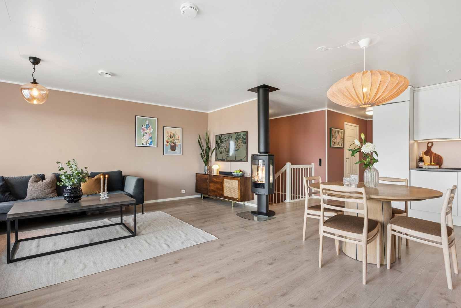 Stuen har god plass til både sofagruppe og spisebord. Boligen er utstyrt med balansert ventilasjon fra Systemair. Galleribilde