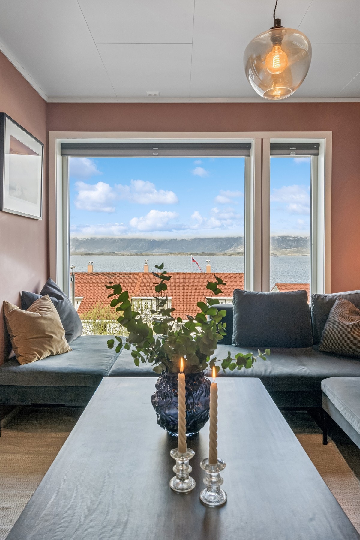 Detalj fra stuen som viser de store vinduene og den gode takhøyden. Galleribilde