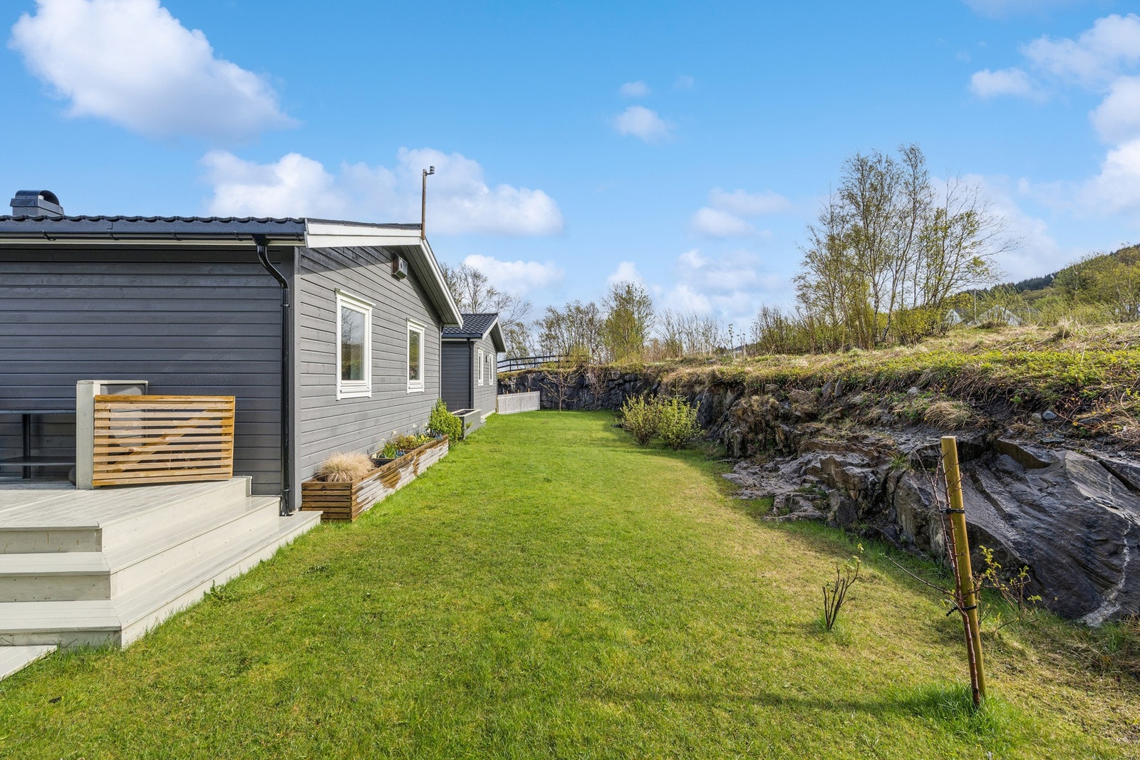 Hagen grenser mot friområde, noe som gir en følelse av åpenhet og nærhet til naturen. Galleribilde