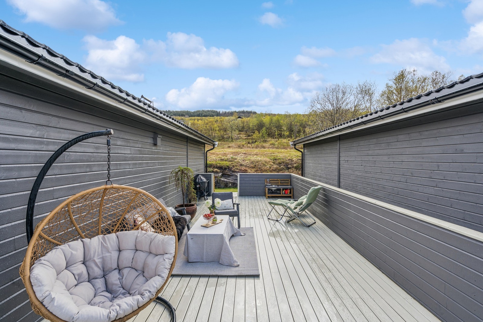 Altanen er utført i impregnerte materialer og har god plass til både utemøbler og grill. Galleribilde