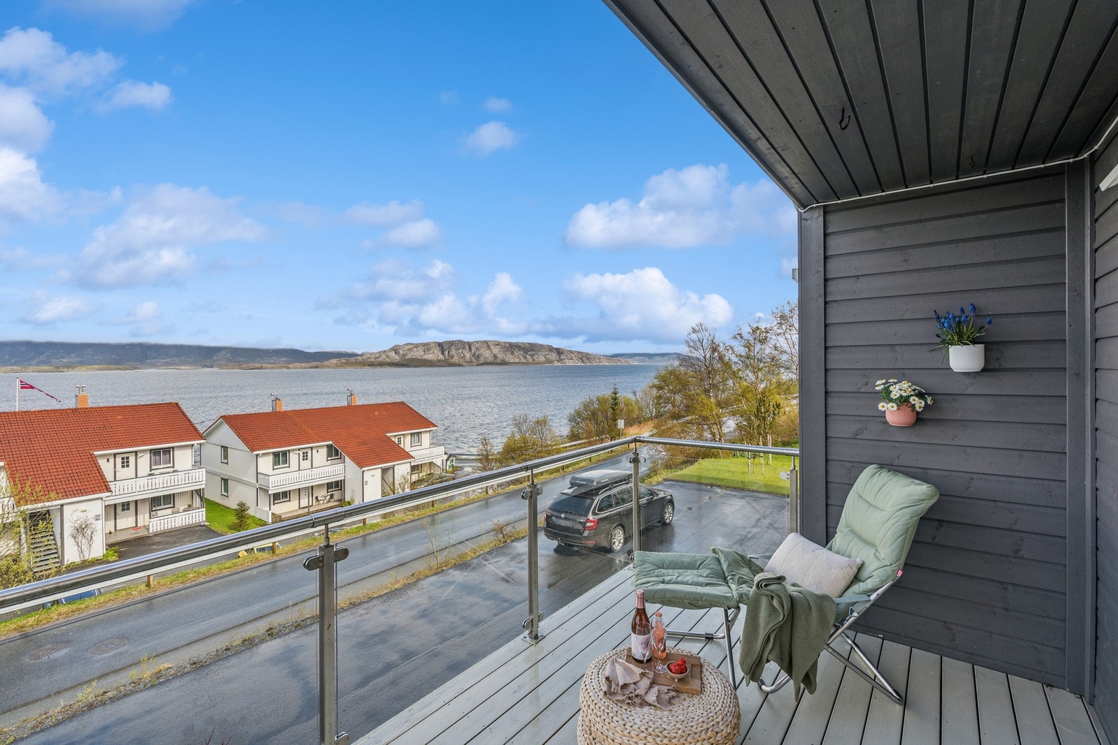 Utsikten fra verandaen strekker seg ut over sjøen. Galleribilde
