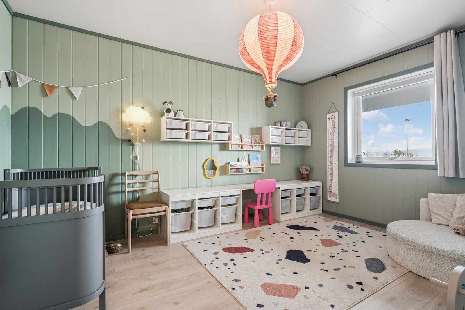 Romslig soverom med god plass til lek og oppbevaring. Galleribilde