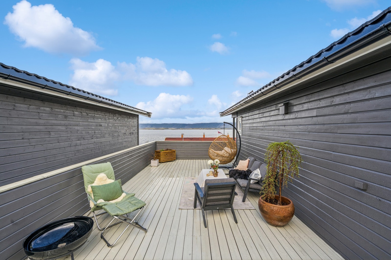 Den store altanen på ca. 42 m² er en usjenert og romslig uteplass over carporten. Galleribilde