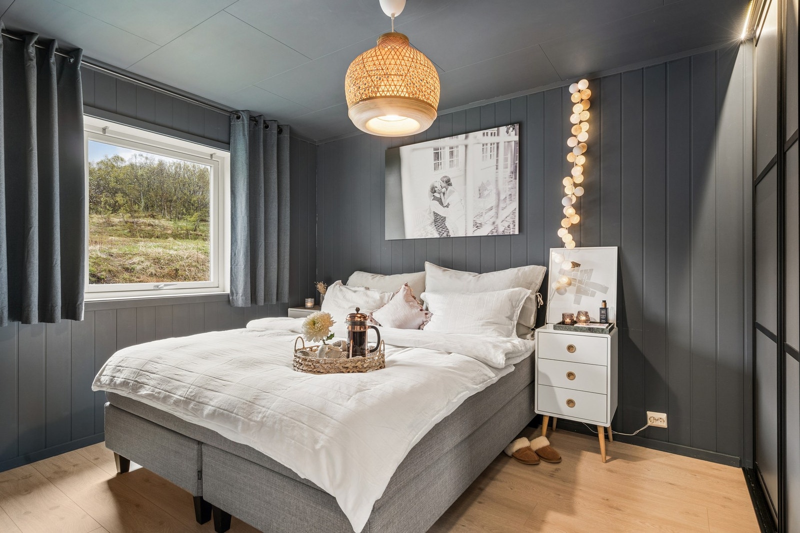 Hovedsoverom med god plass til dobbeltseng og garderobeløsning. Galleribilde