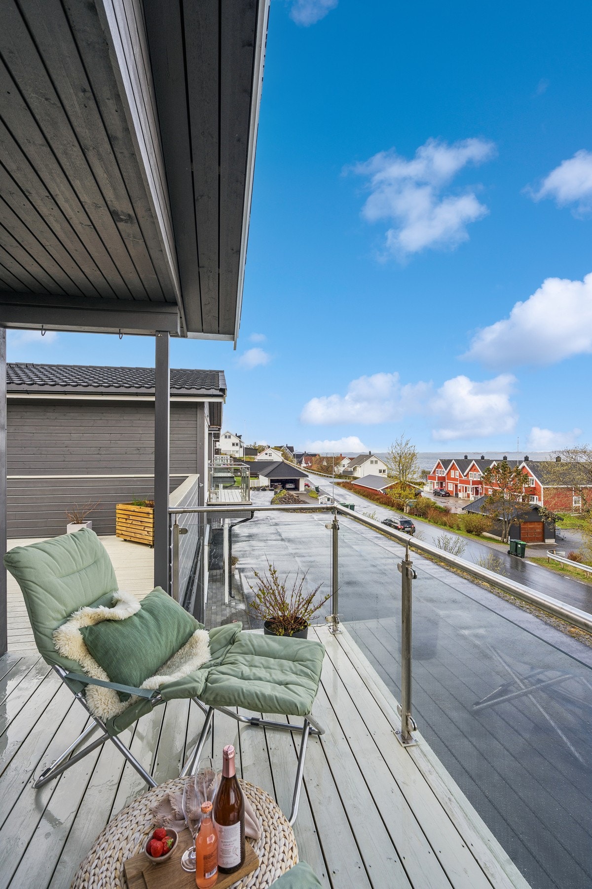 Fra verandaen er det utsikt over nærområdet. Galleribilde