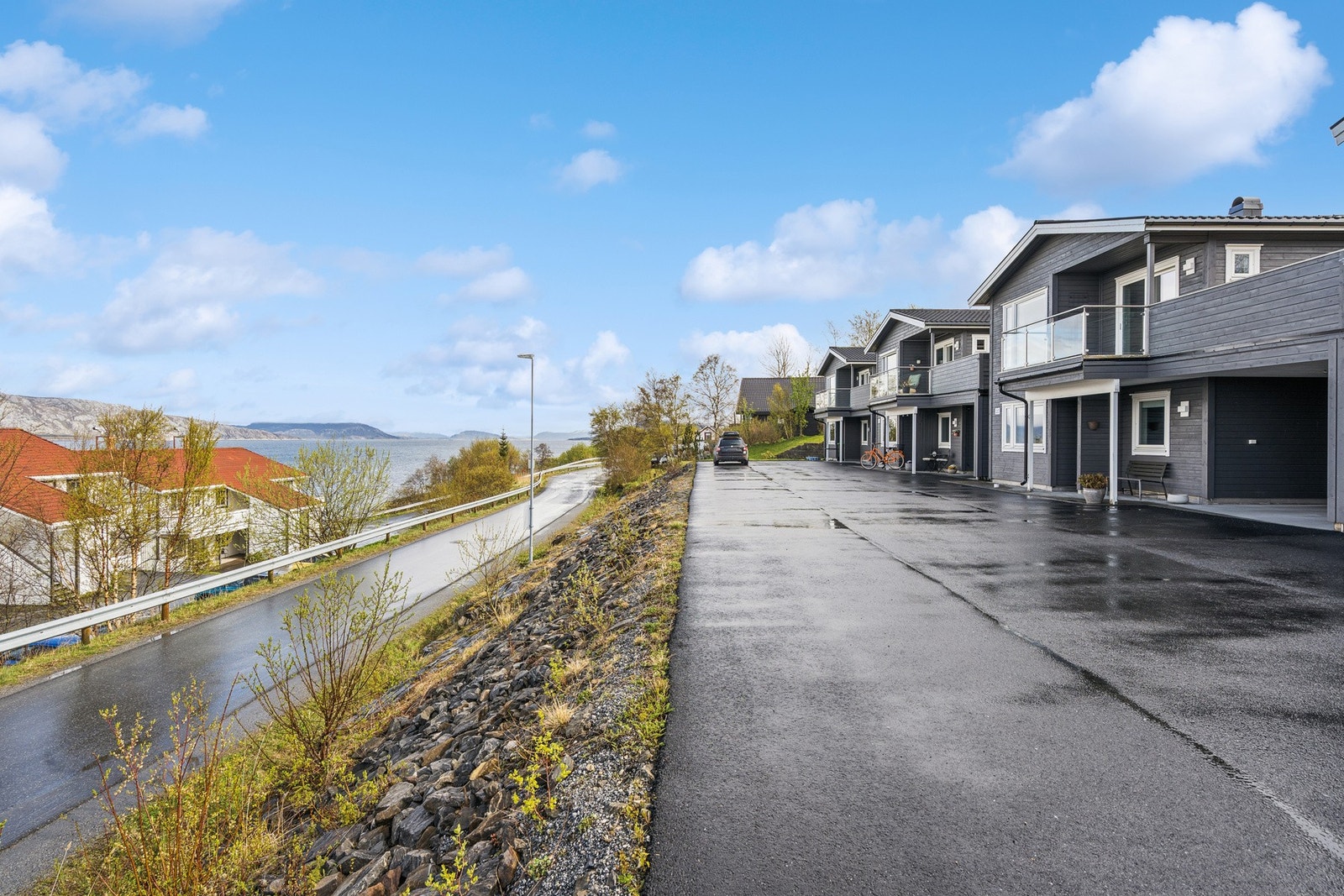 Eiendommen ligger i et rolig og etablert nabolag med nærhet til sjøen. Galleribilde