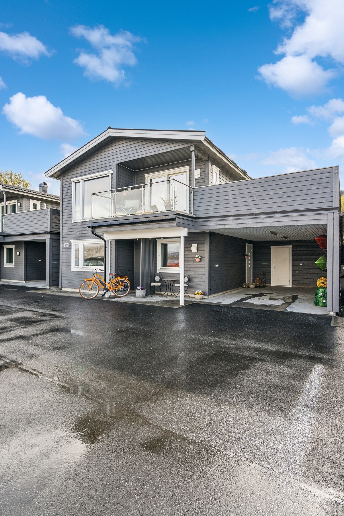 Praktisk carport på ca. 29 m² med direkte adkomst til inngangspartiet og en tilhørende sportsbod på ca. 11 m². Galleribilde