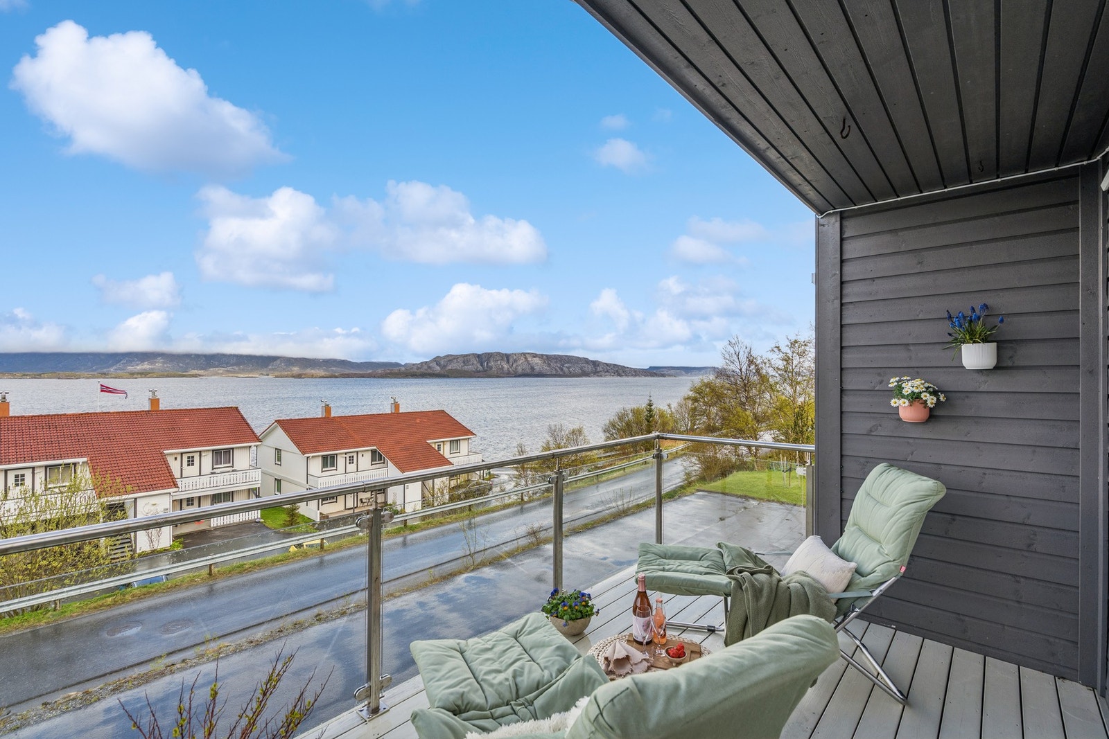 Eiendommen ligger i et rolig og etablert nabolag med nærhet til sjøen. Galleribilde